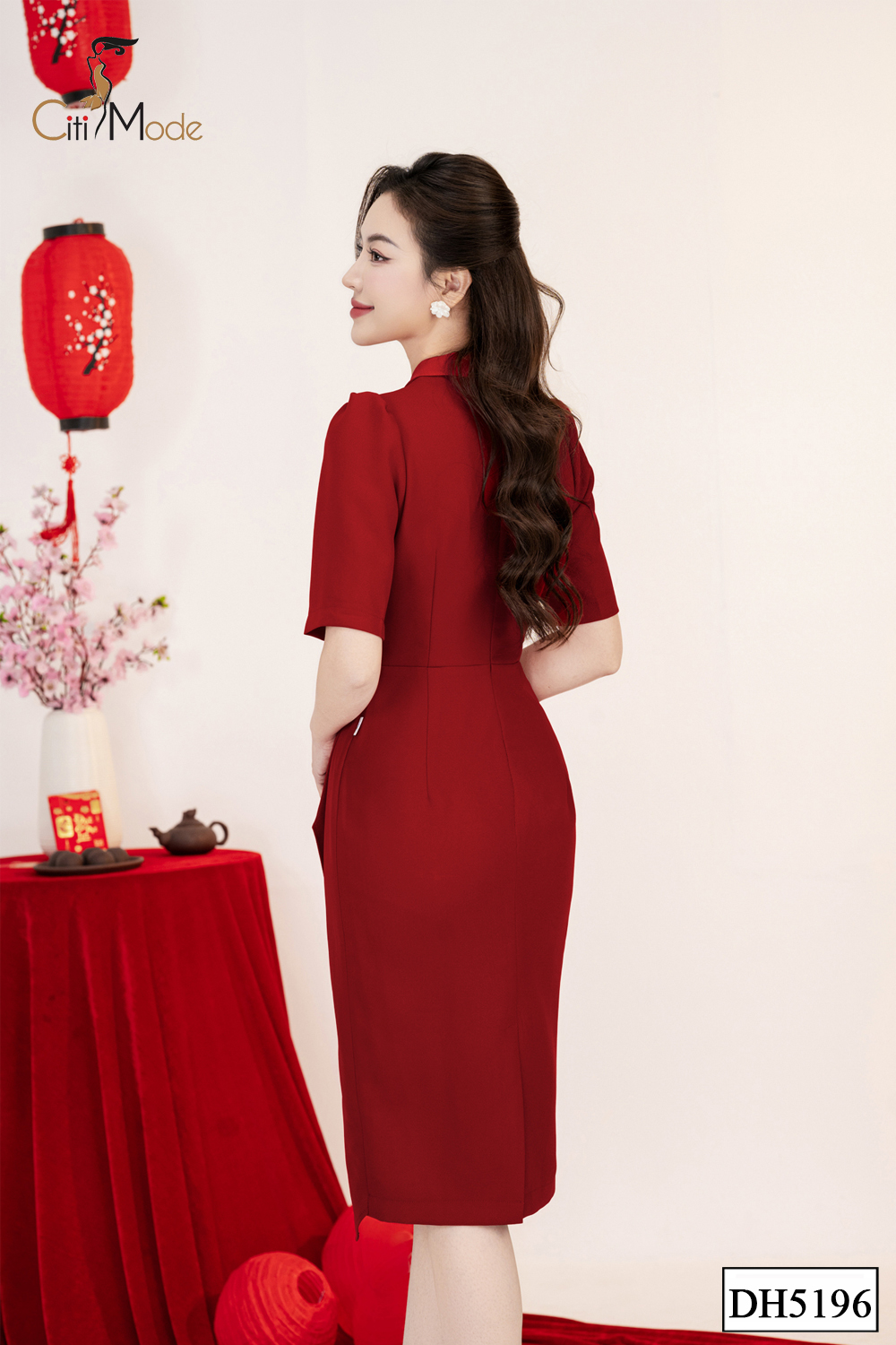 Đầm ôm đỏ vạt hông phối cổ vuông cách điệu