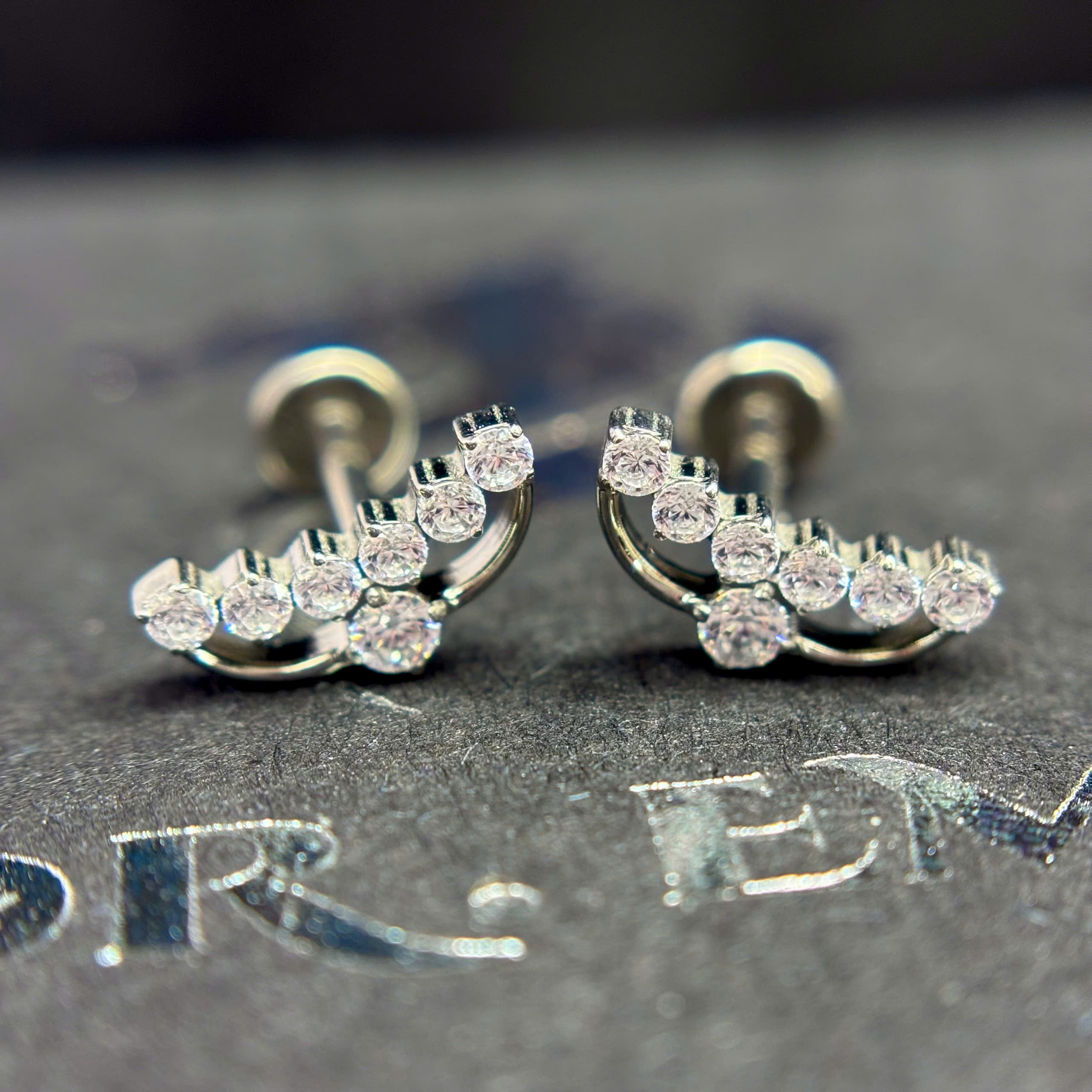 Khuyên kiểu titan 7 đá trắng_thumbnail_3