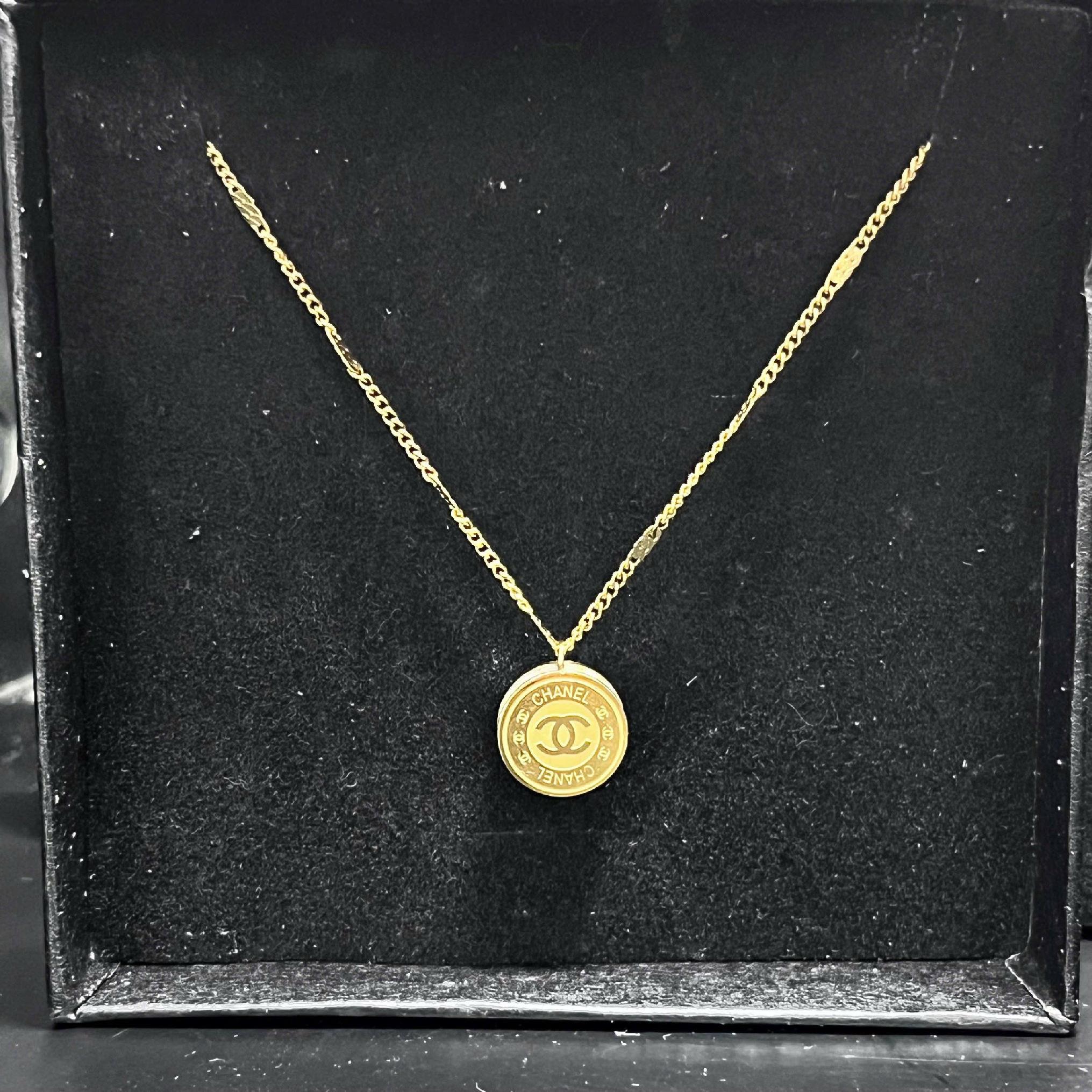 vòng cổ titan vàng charm Chanel tròn