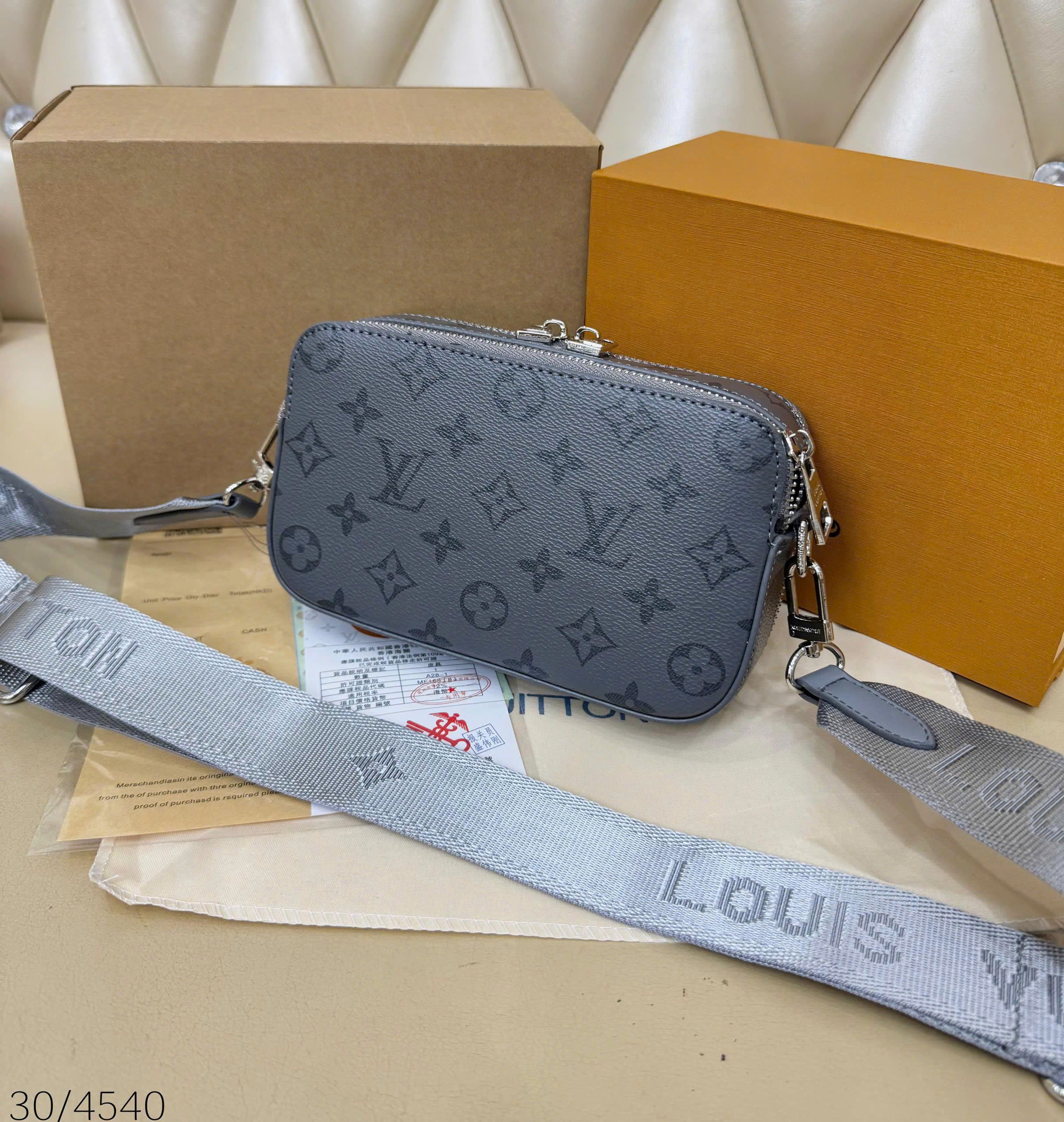 Túi đeo chéo dáng hộp chữ nhật LV Alpha hoa xám_thumbnail_2