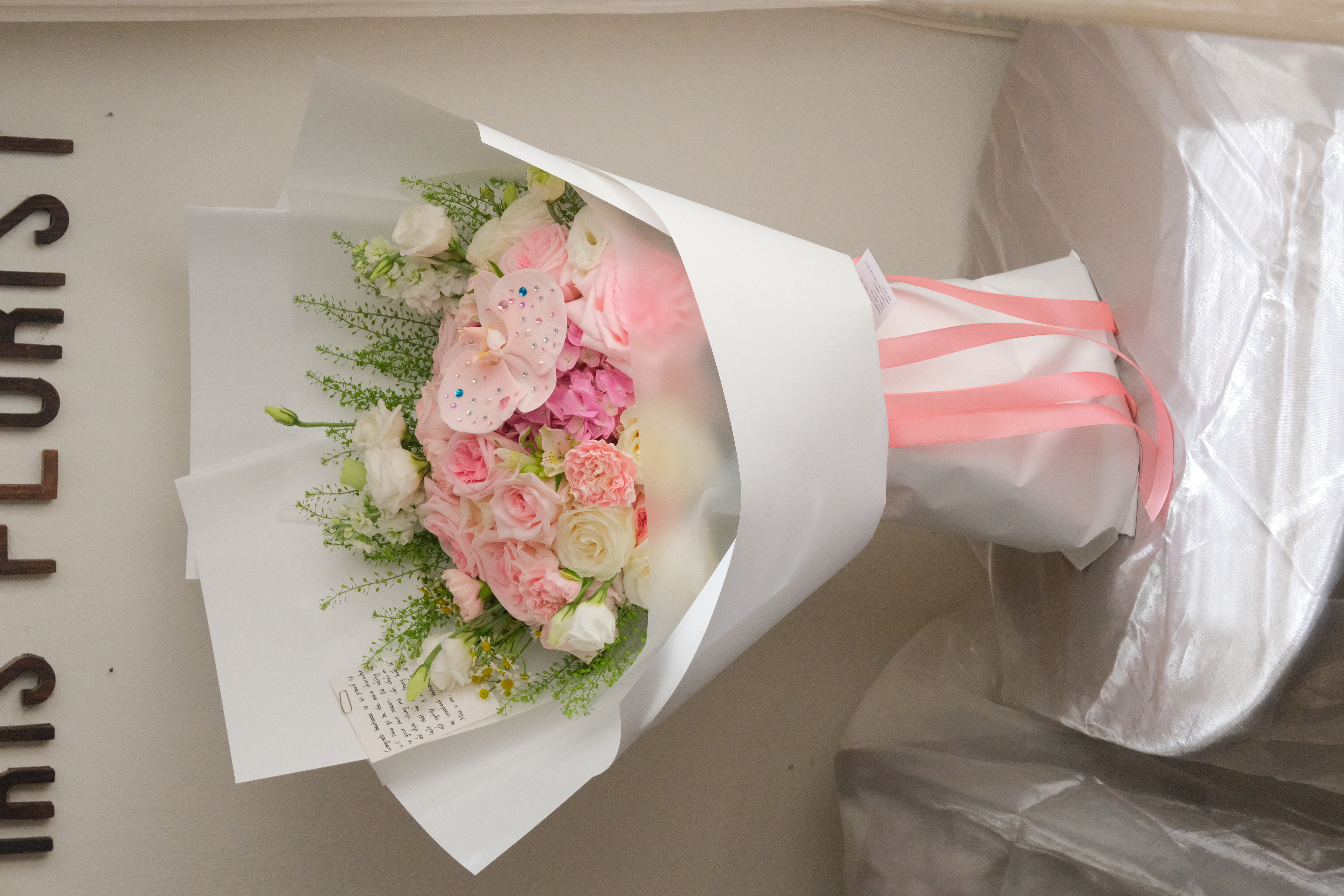 Bó hoa tone hồng mix tú cầu và (Orchid)