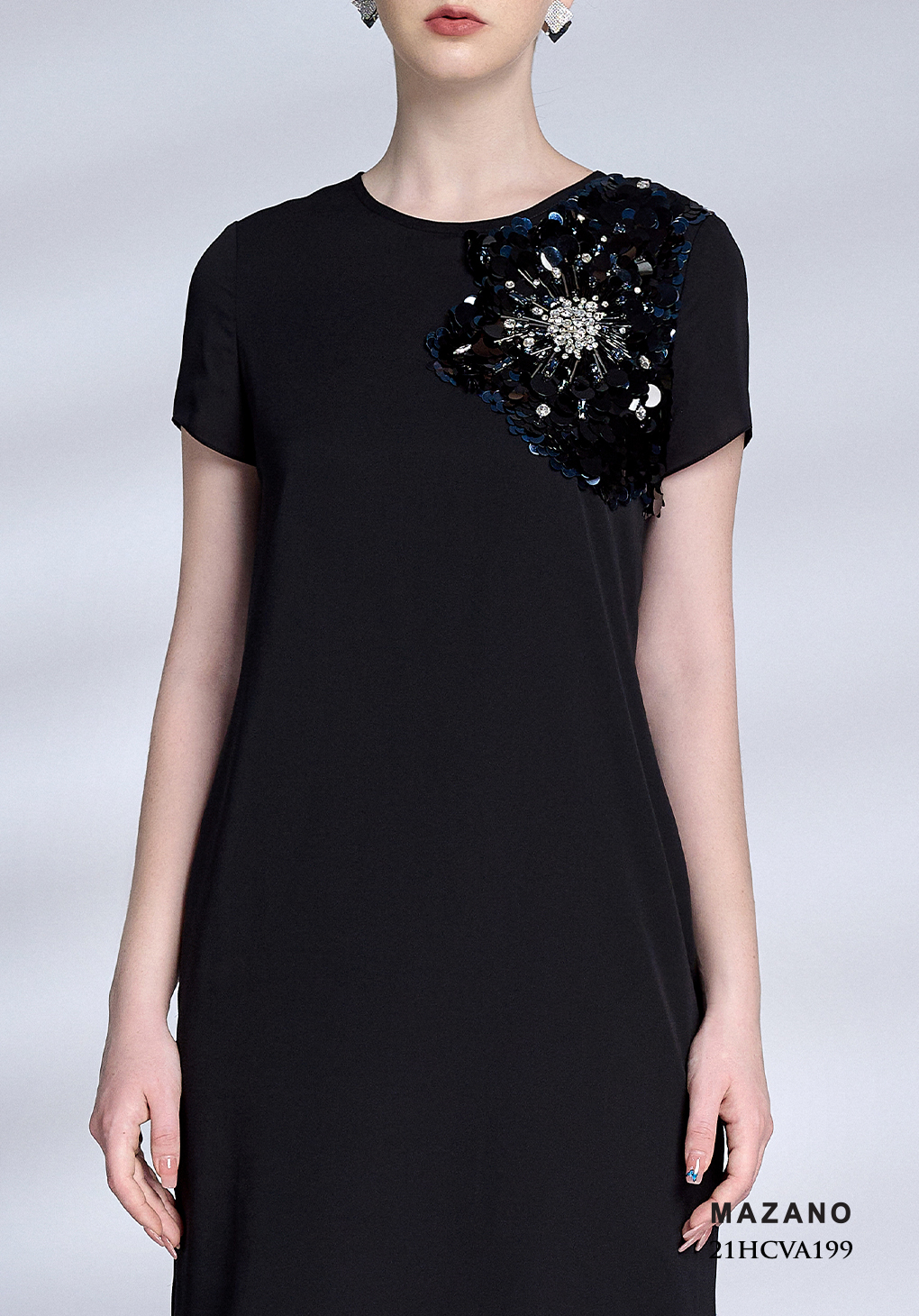 Váy suông đen đính hoa kim sa lệch vai_thumbnail_5