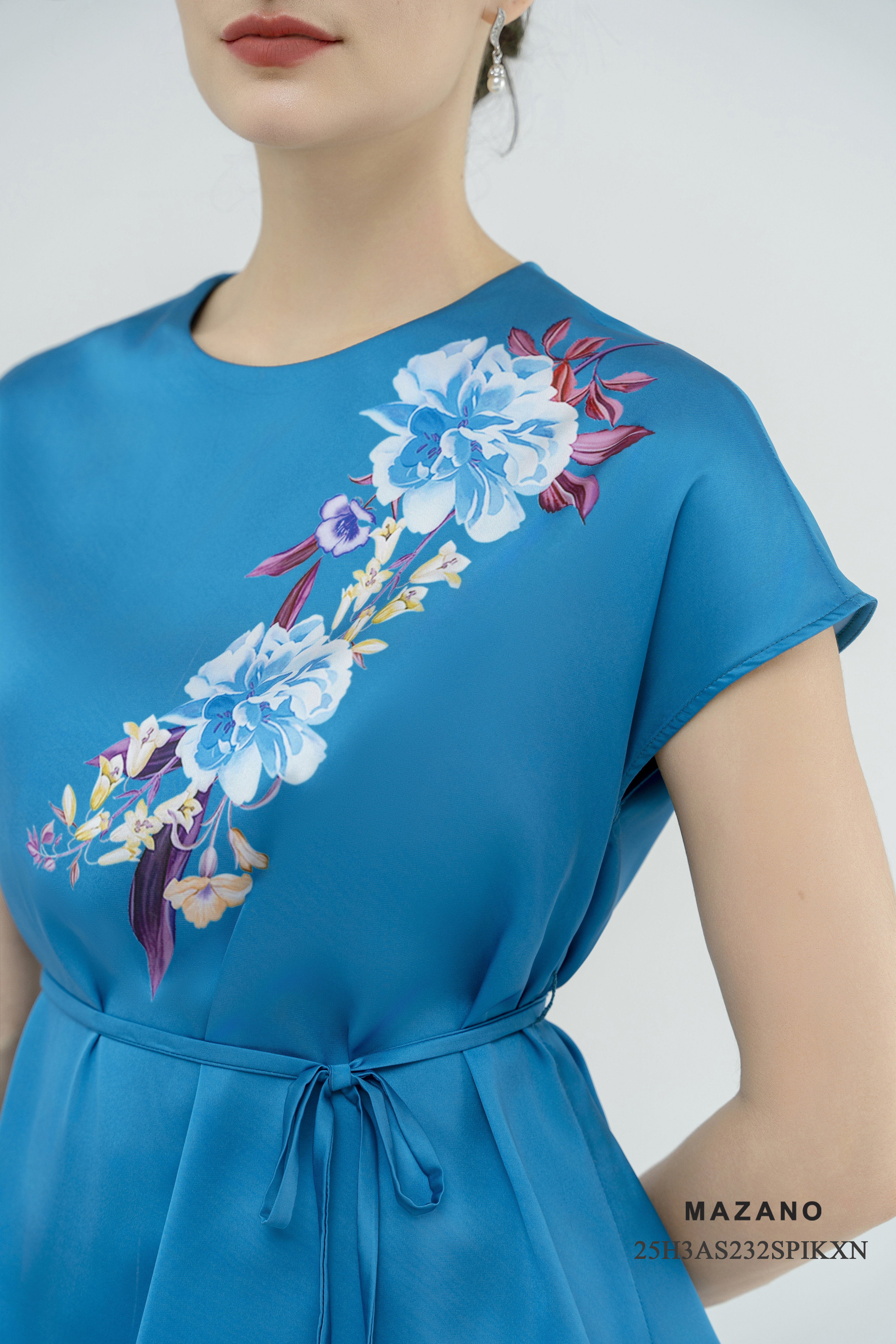 Áo Top ngắn thắt đai Vải lụa mỏng Họa tiết hoa cách điệu Cổ tròn Tay liền Dài dưới eo