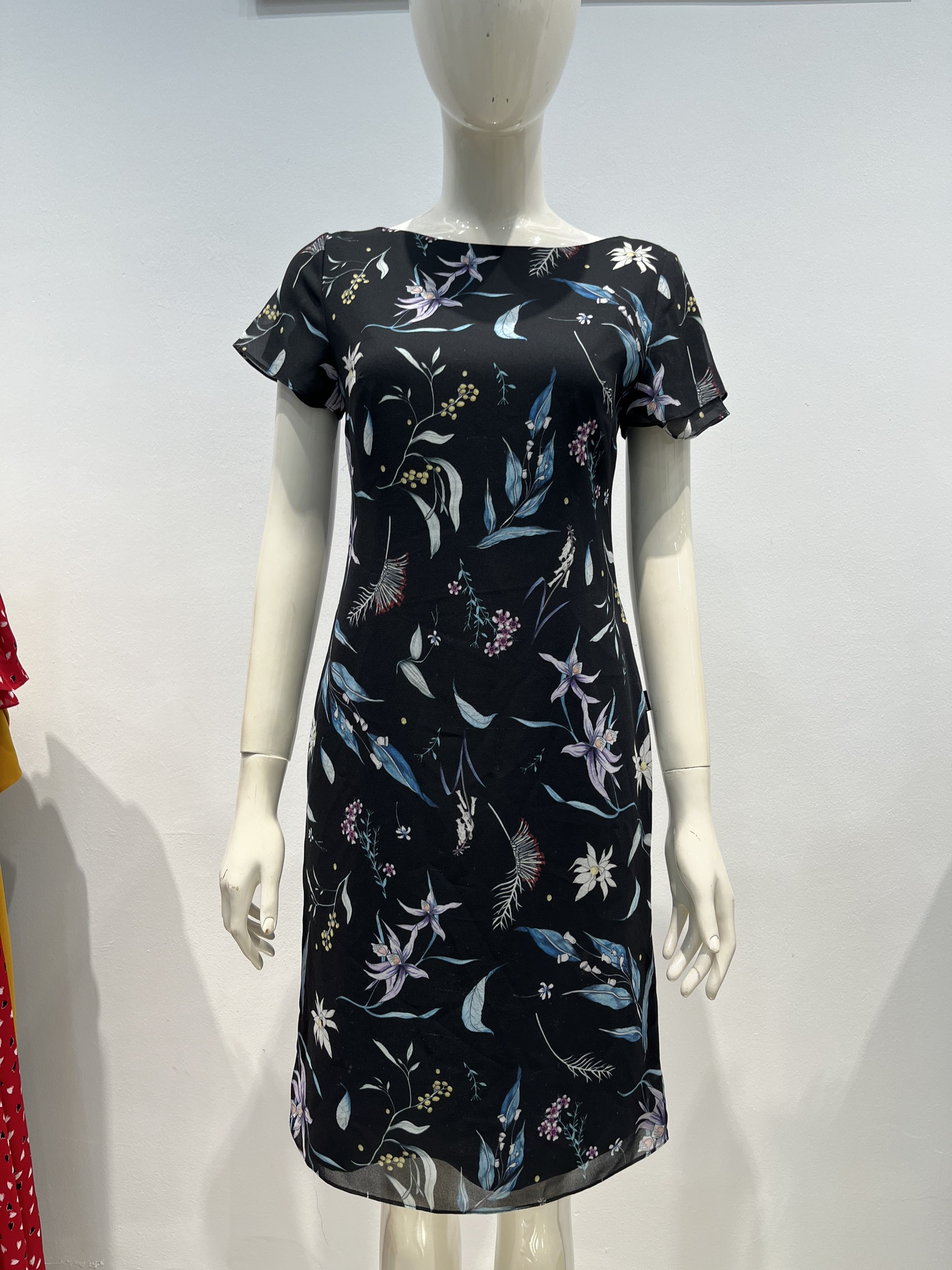 Váy suông xanh họa tiết hoa