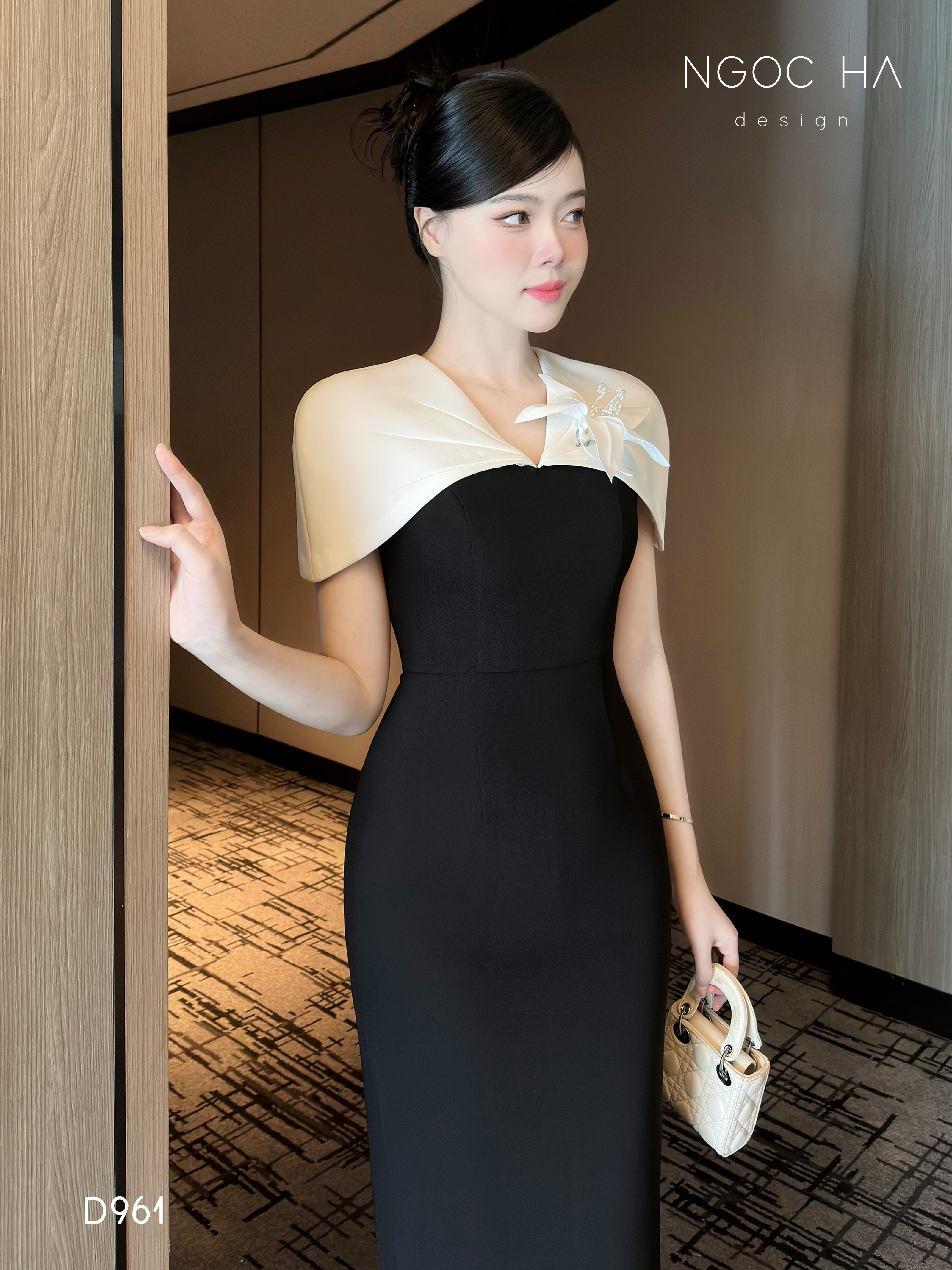 Belle Dress_ Đầm Bút Chì Đen Phối Choàng Vai May Ly Màu Trắng Kèm Hoa D961_thumbnail_4