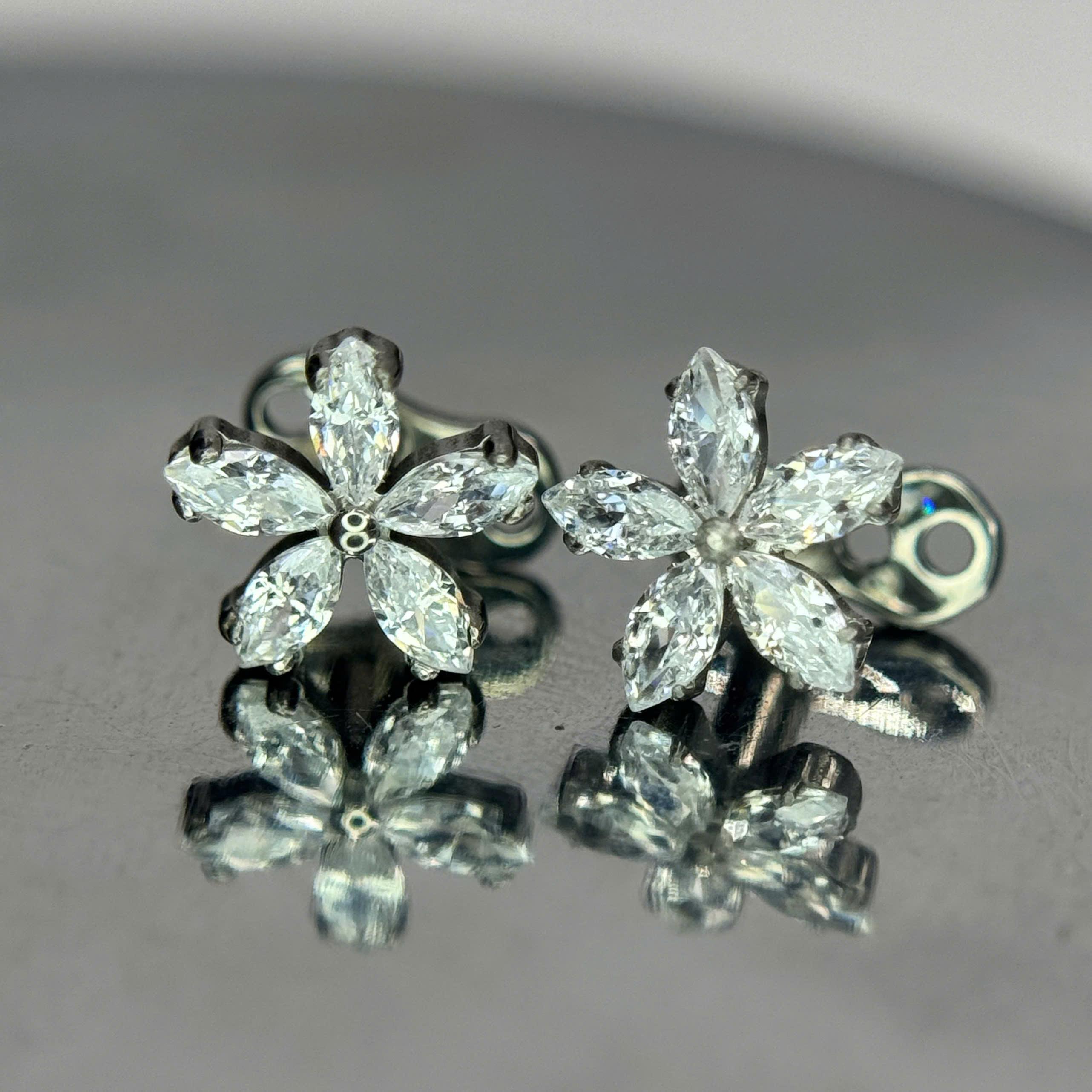 Khuyên cấy titan hoa 5 cánh nhọn_thumbnail_3