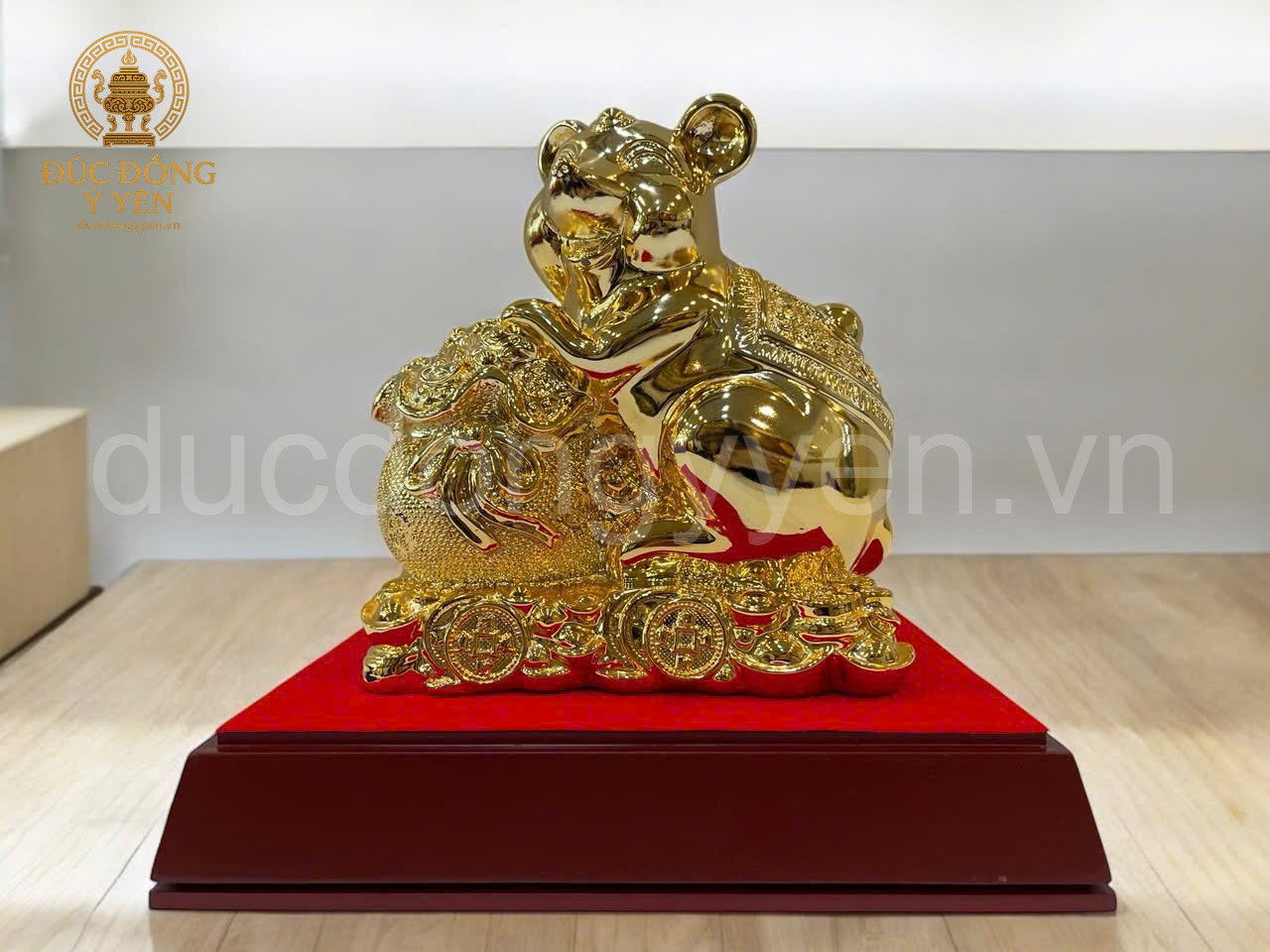 Tượng chuột ôm hũ tiền mạ vàng 