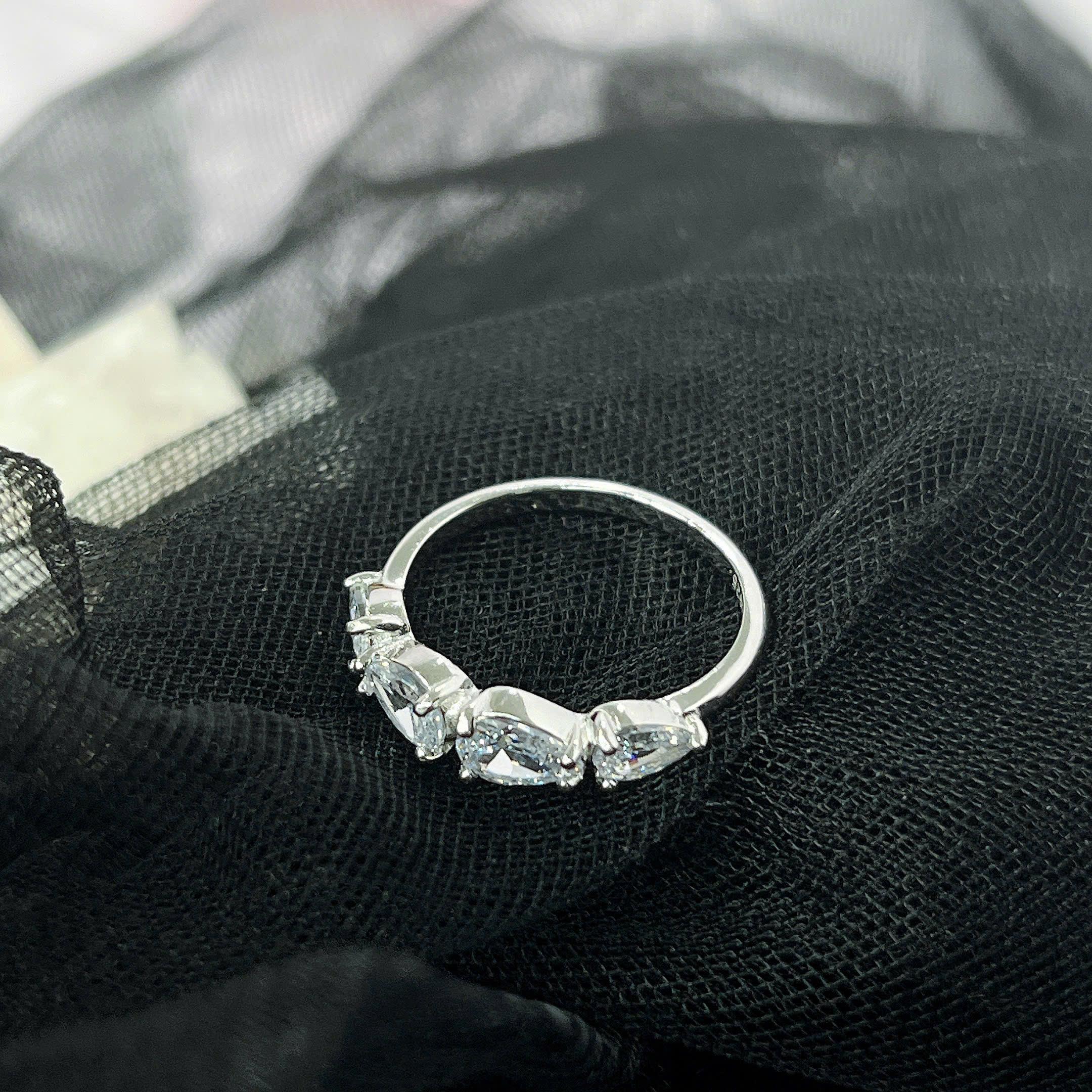 Nhẫn bạc 4 kim cương size 6