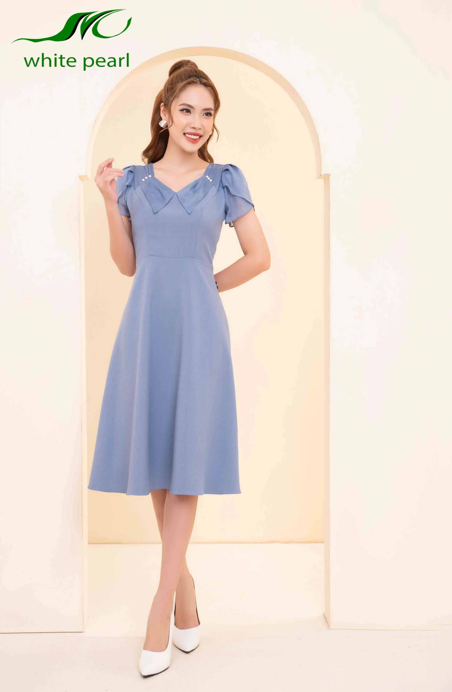 Váy công sở cổ xéo đính ngọc D23-026 Thời trang công sở White Pearl_thumbnail_3