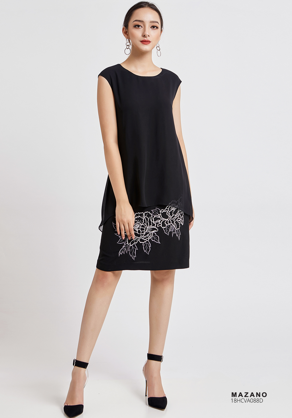 Váy đen thêu hoa phủ cách điệu