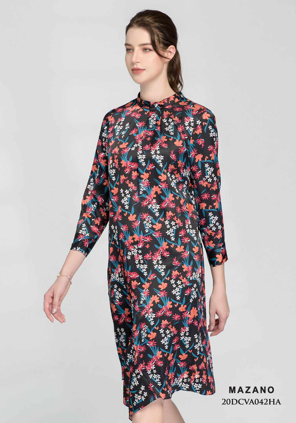 Đầm đen suông mullet họa tiết xếp ly cổ_thumbnail_3