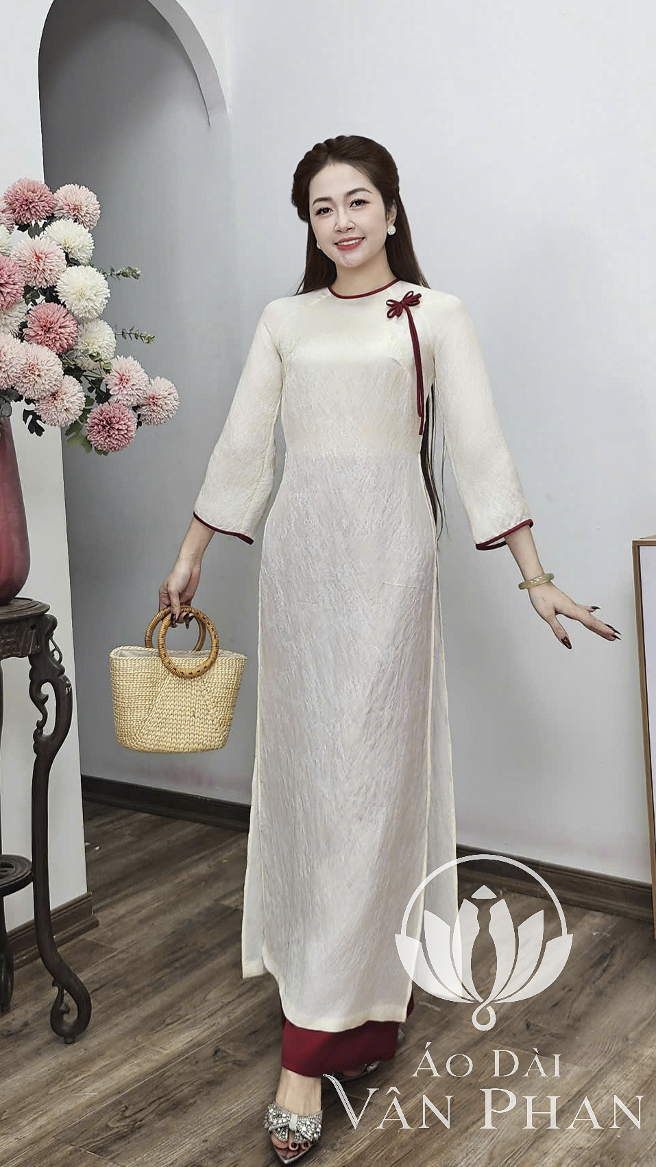 CT373 áo dài cách tân cổ khít tay loe tơ tằm trắng viền đỏ