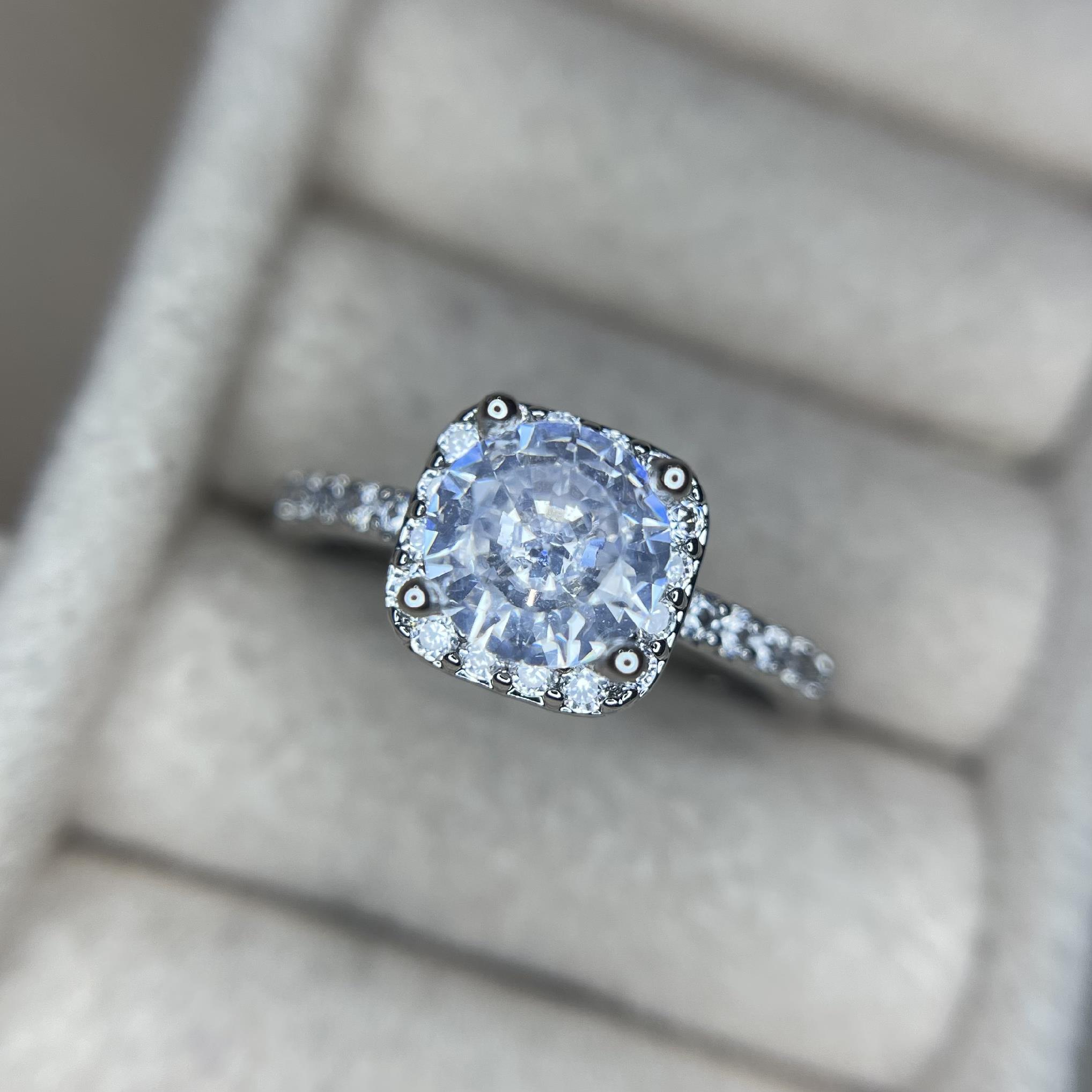 nhẫn kiểu titan viền dải kim cương đính hột xoàn trụ vuông tròn bự size 7