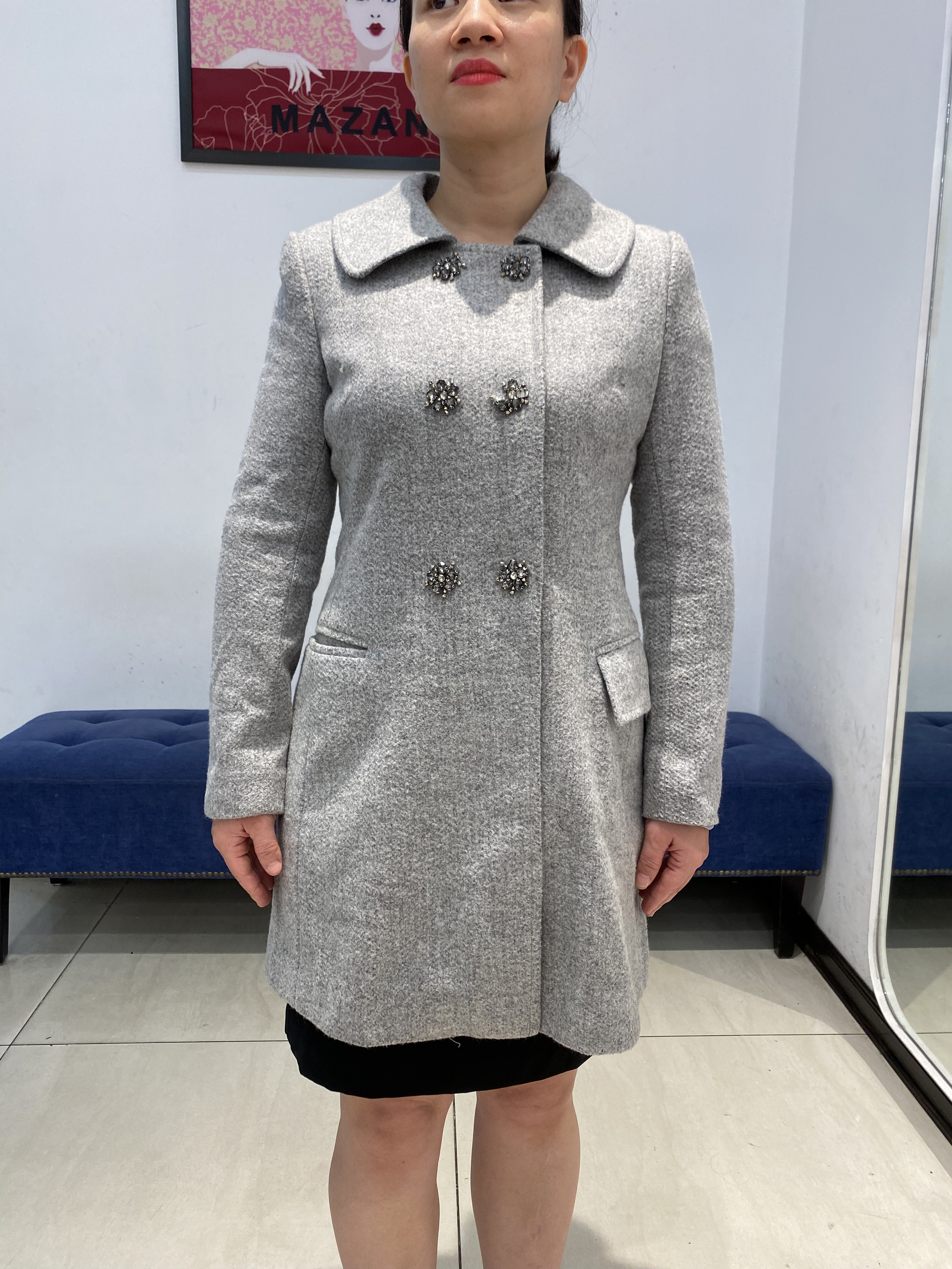 Măng tô xám cổ vuông đính đá