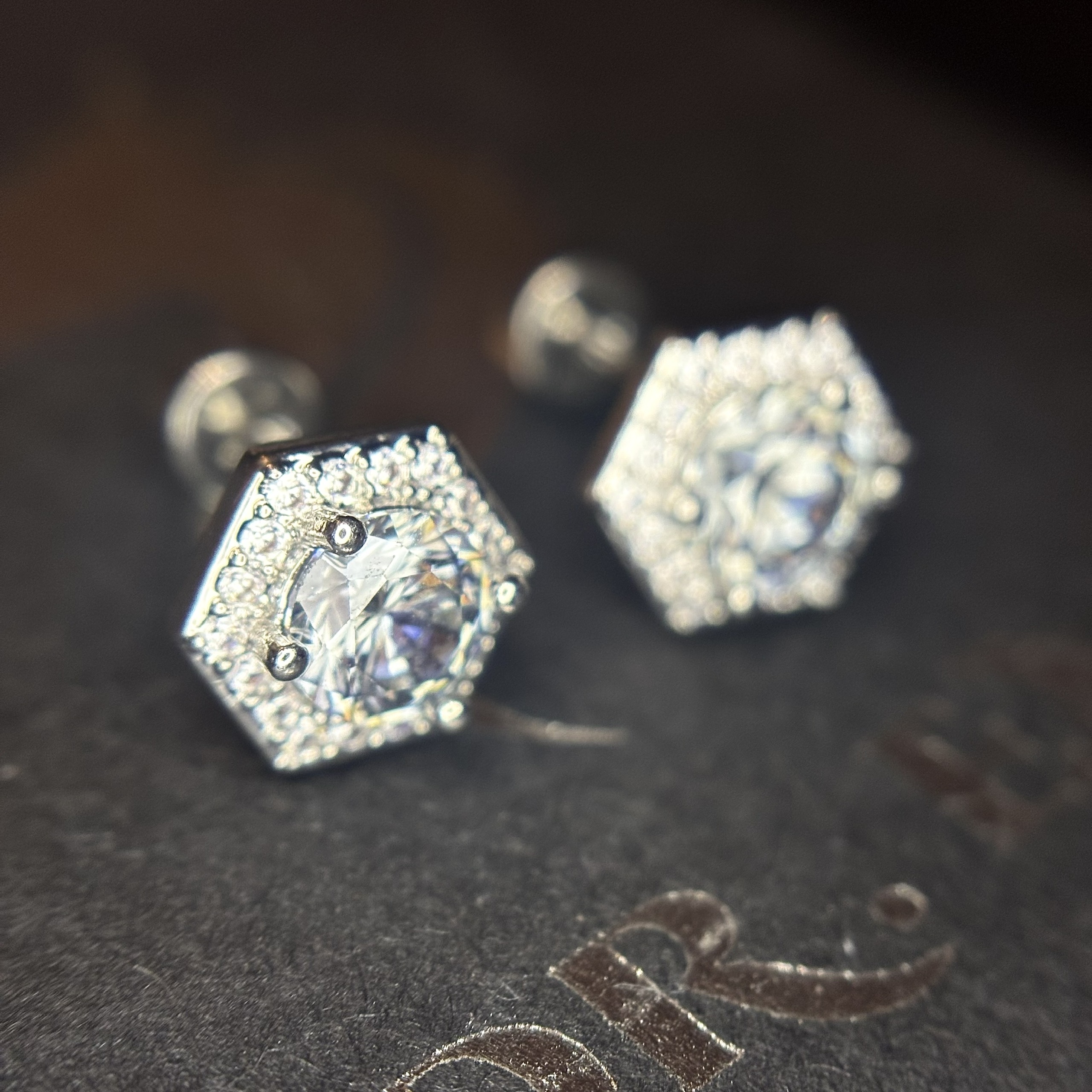 Khuyên kiểu đá xanh hợp kim lục giác bi vặn_thumbnail_3