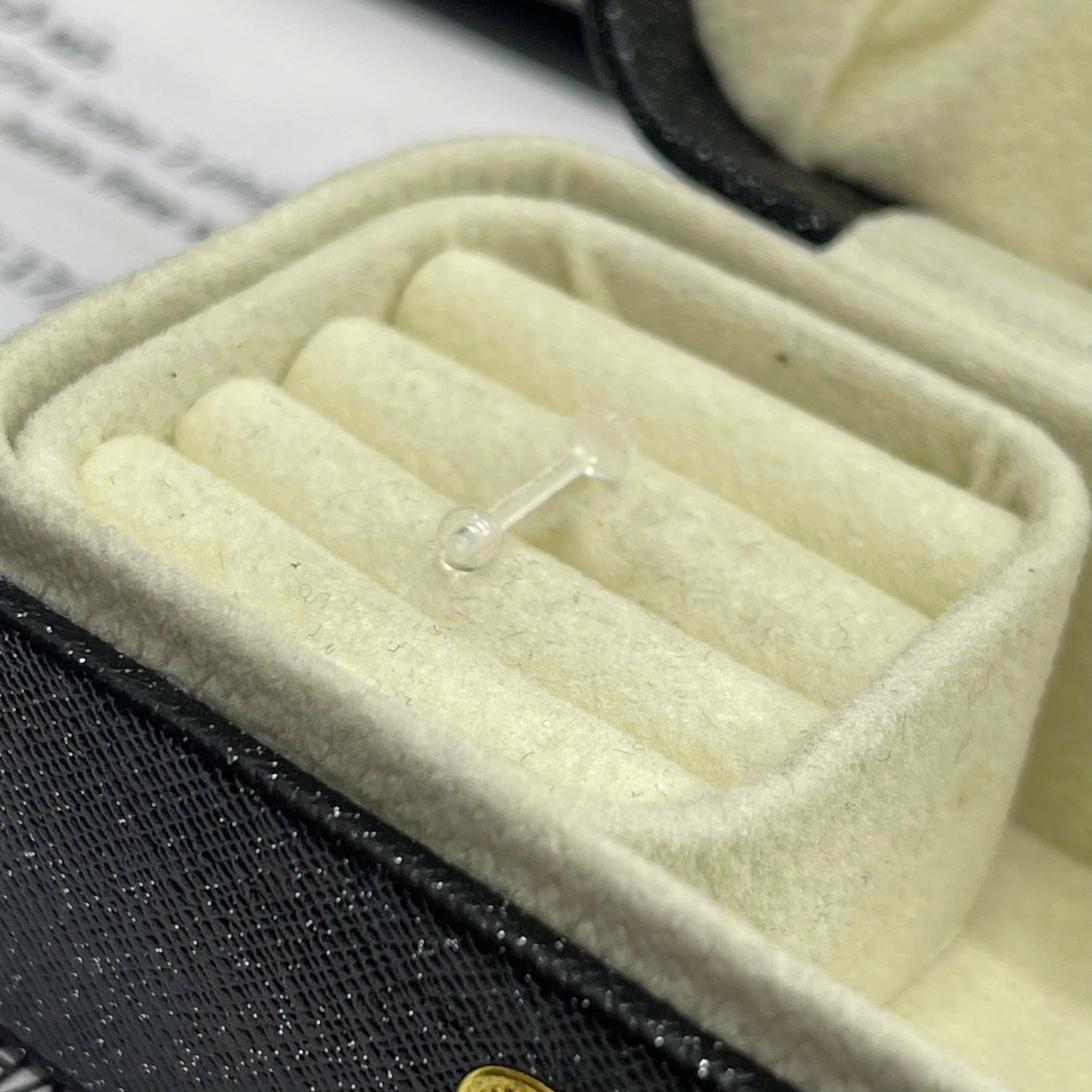 Khuyên trong suốt đít dẹt size 8.