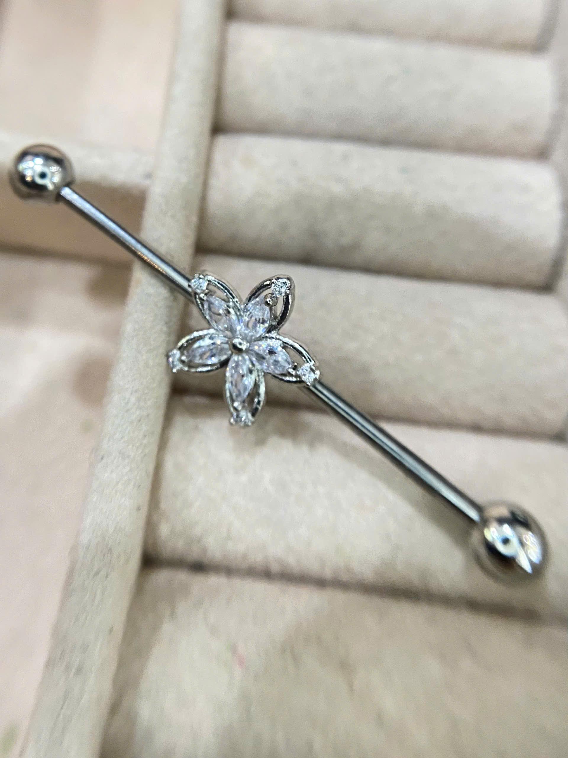 industrial kiểu bông hoa kim cương trắng năm cánh to viền khung 