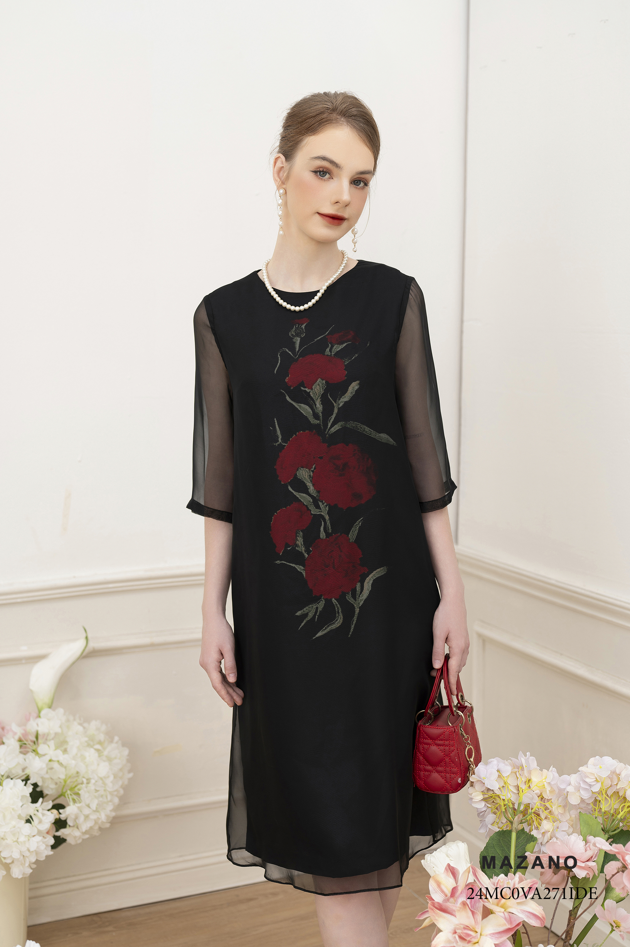 Váy Đầm suông Vải Voan tơ phủ trên vải lụa Họa tiết Hoa cẩm chướng cách điệu Cổ tròn vừa tay lỡ Dài qua gối - Mẫu 24MC0VA271IDE_thumbnail_2