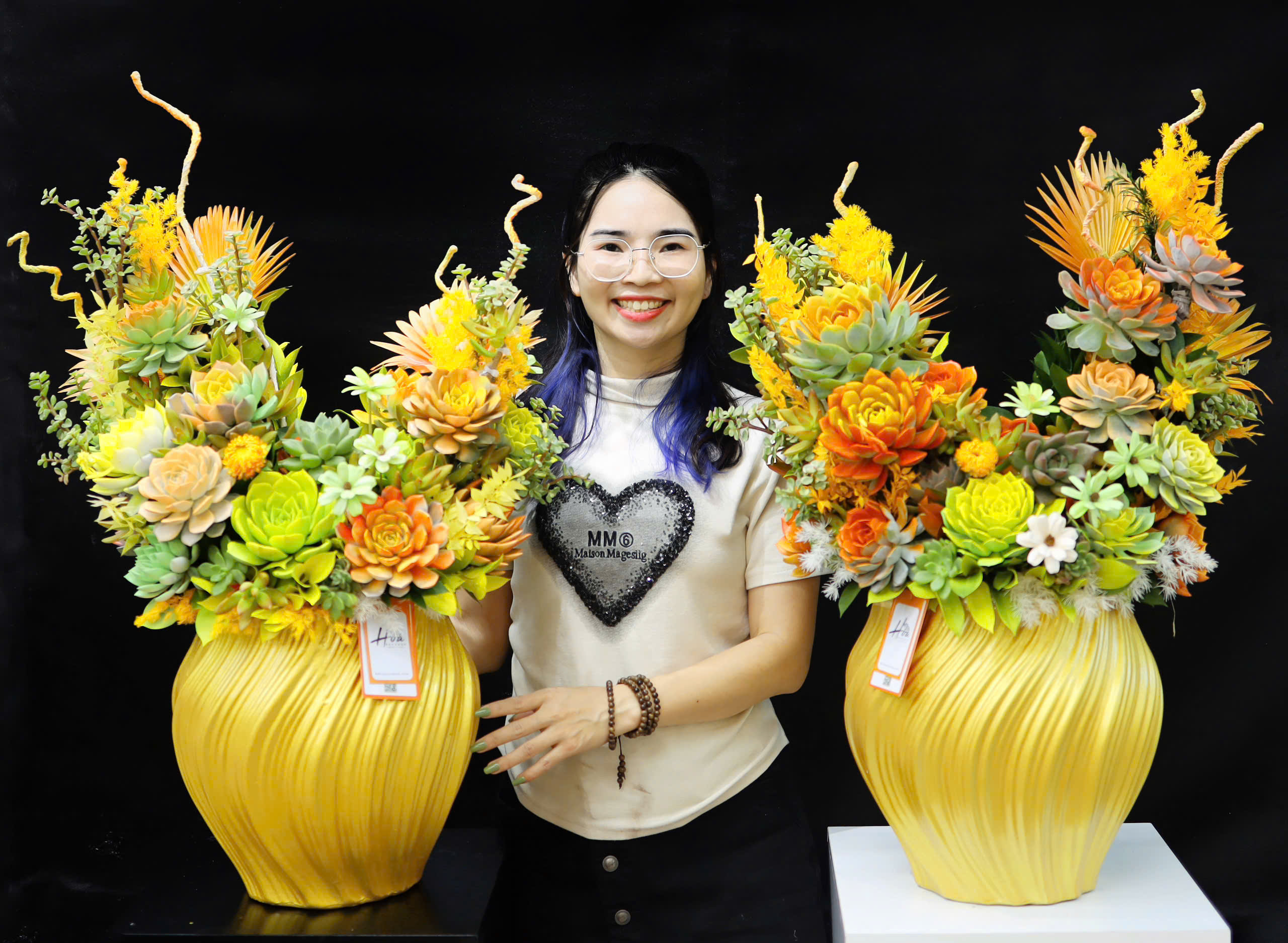 Bình hoa sen đá xoắn vàng