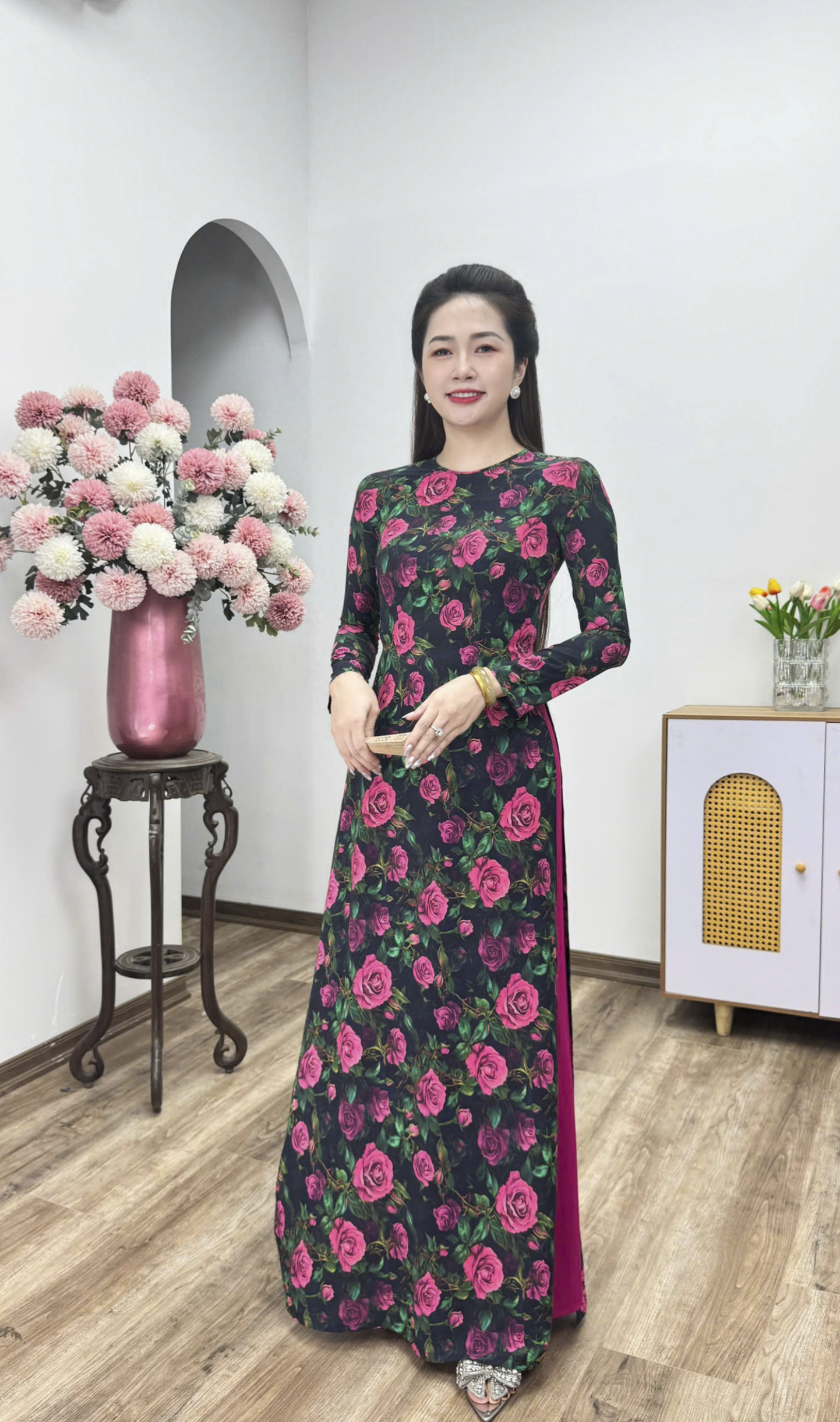 A3028 áo dài cổ khít tay dài lụa mịn nền đen hoa Hồng