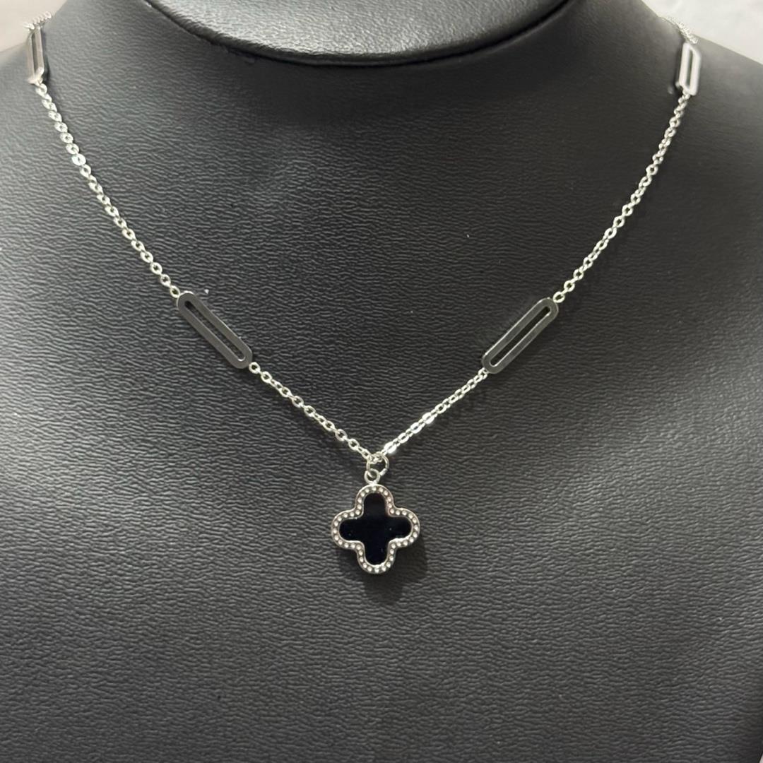 vòng cổ titan dây xích đoạn chữ nhật mảnh charm cỏ bốn lá van cleef đen trắng hai mặt _thumbnail_1