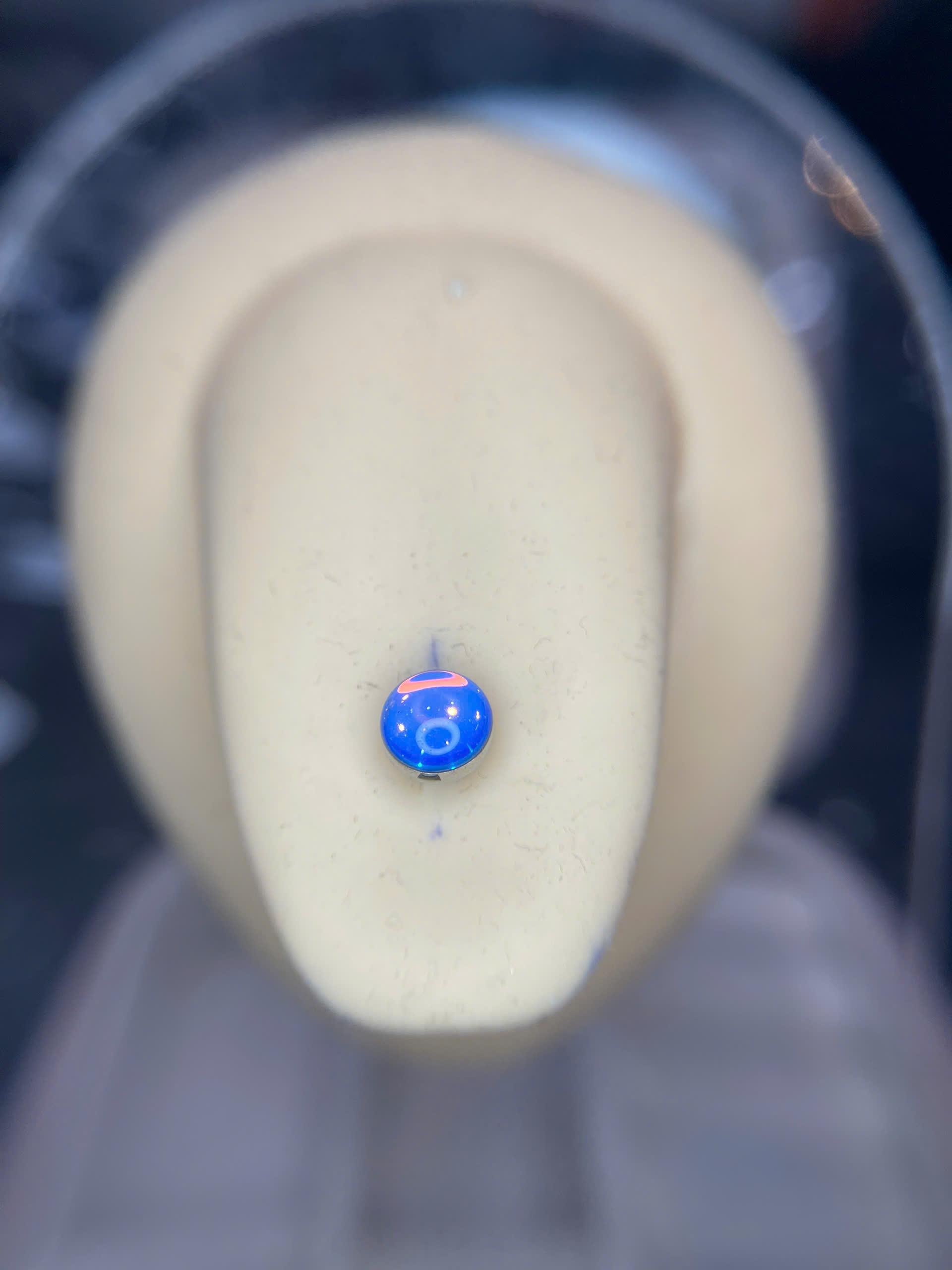 Lưỡi đá loang màu xanh ánh tím._thumbnail_3