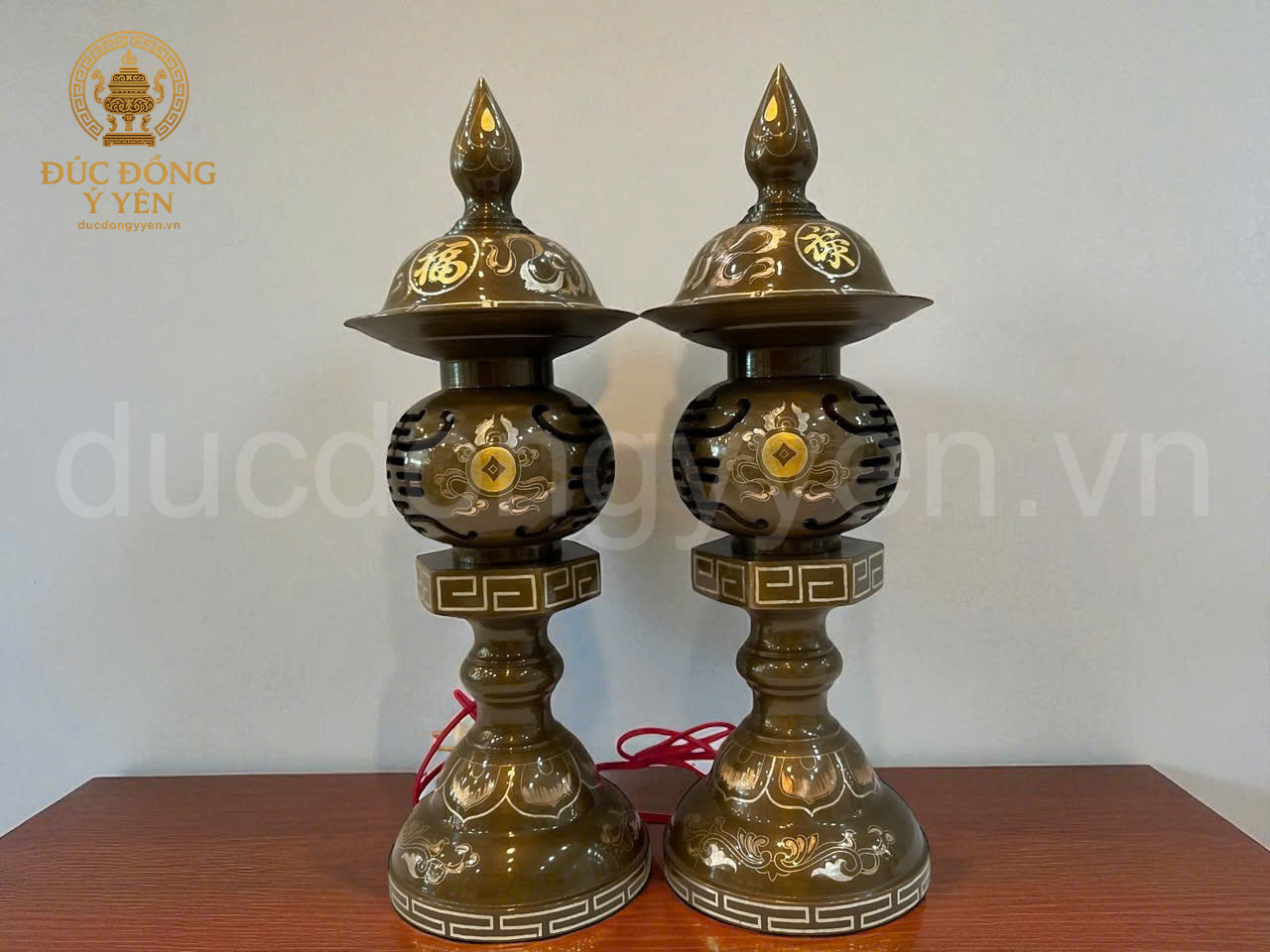 Đèn thờ đúc đồng đỏ khảm tam khí dát điểm vàng 