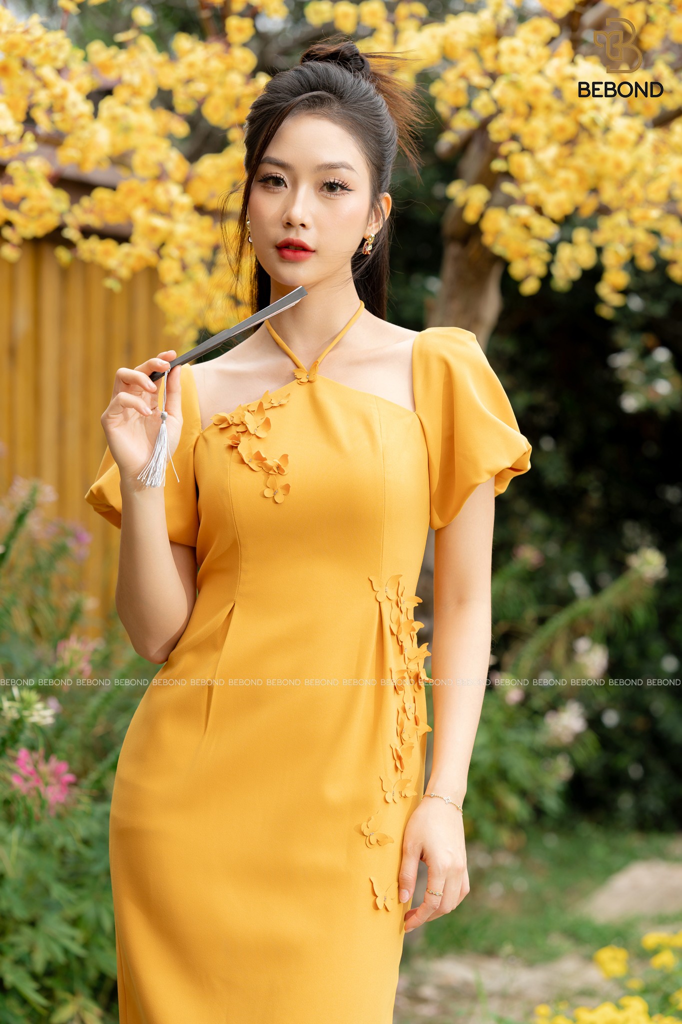 Đầm cổ yếm vàng Sandy_thumbnail_3