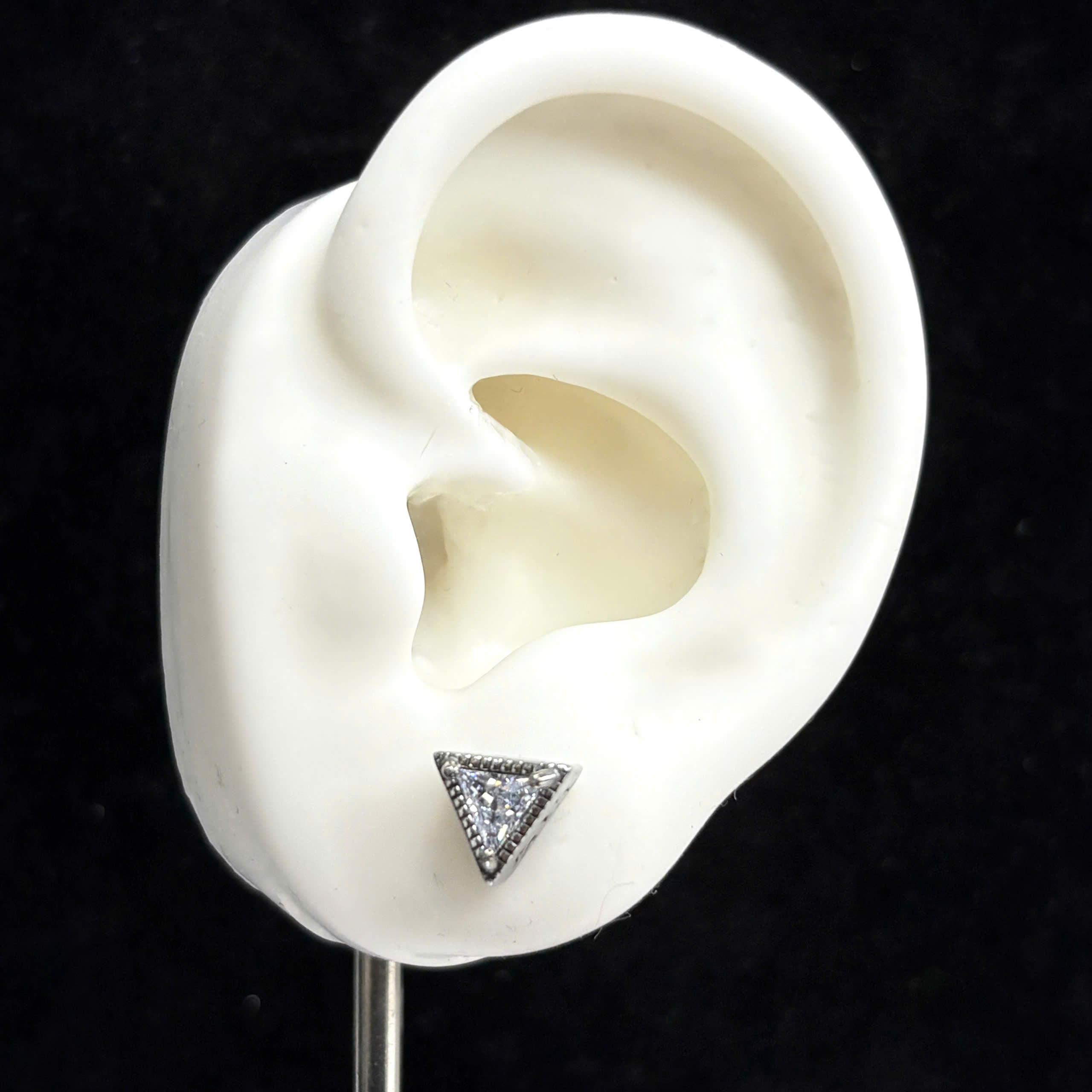 Khuyên kiểu hình tam giác đá trắng_thumbnail_3