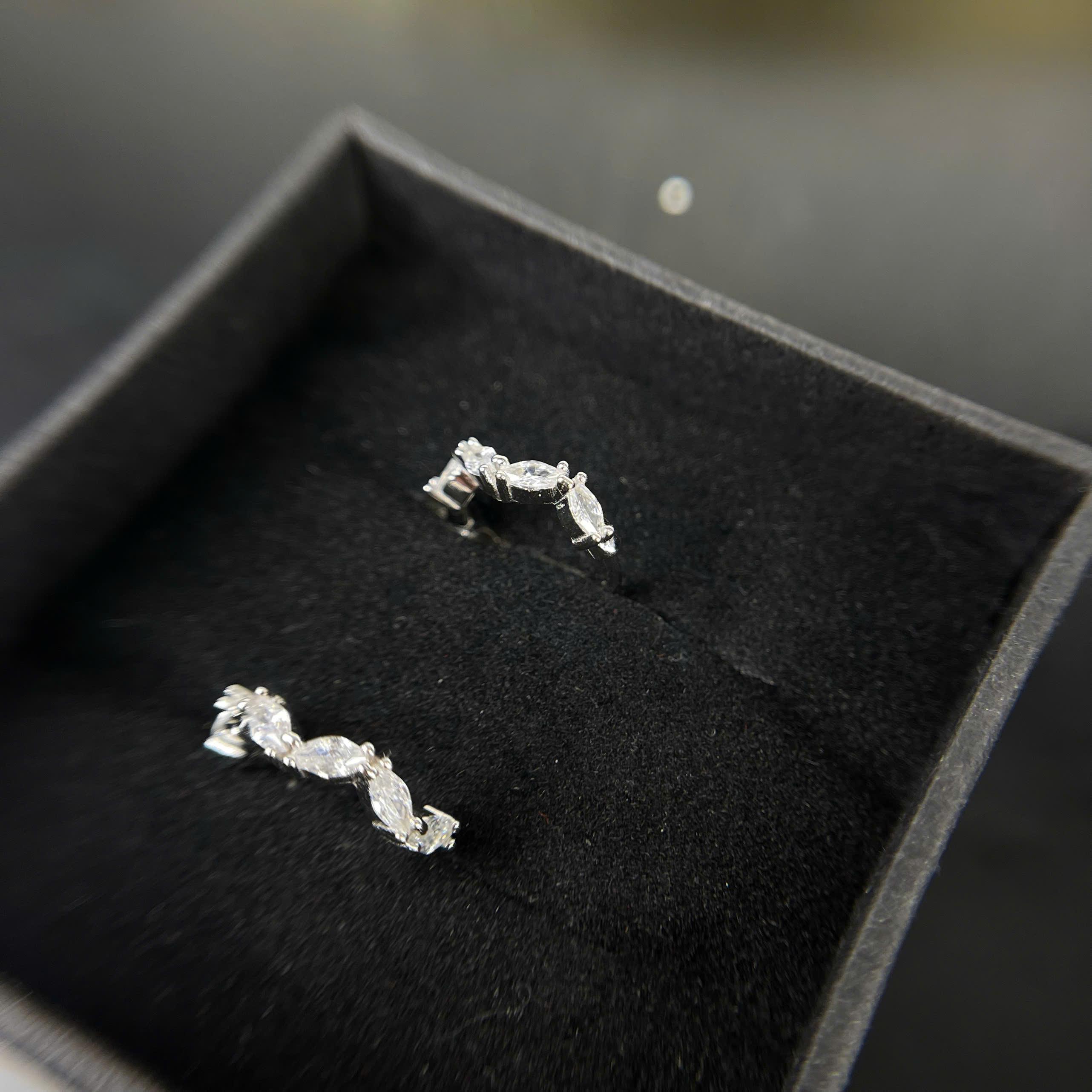 Khuyên vòng bạc 8 kim cương xi bạch kim_thumbnail_3