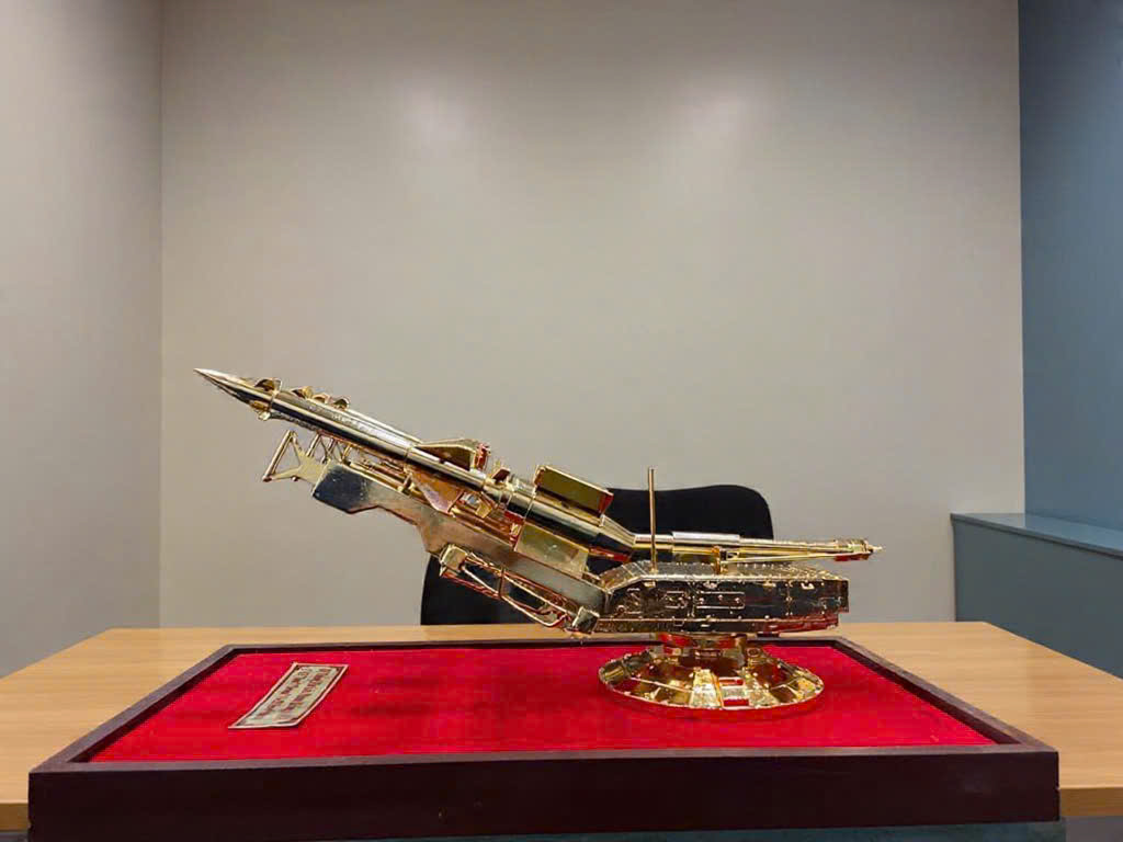 Mô hình tên lửa bằng đồng mạ vàng 24k 