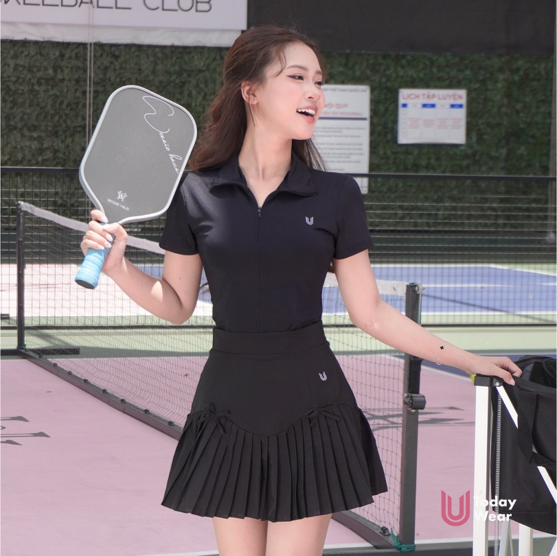 Áo polo Lia Top màu đen mix chân váy Emmi Skirt màu đen_thumbnail_1