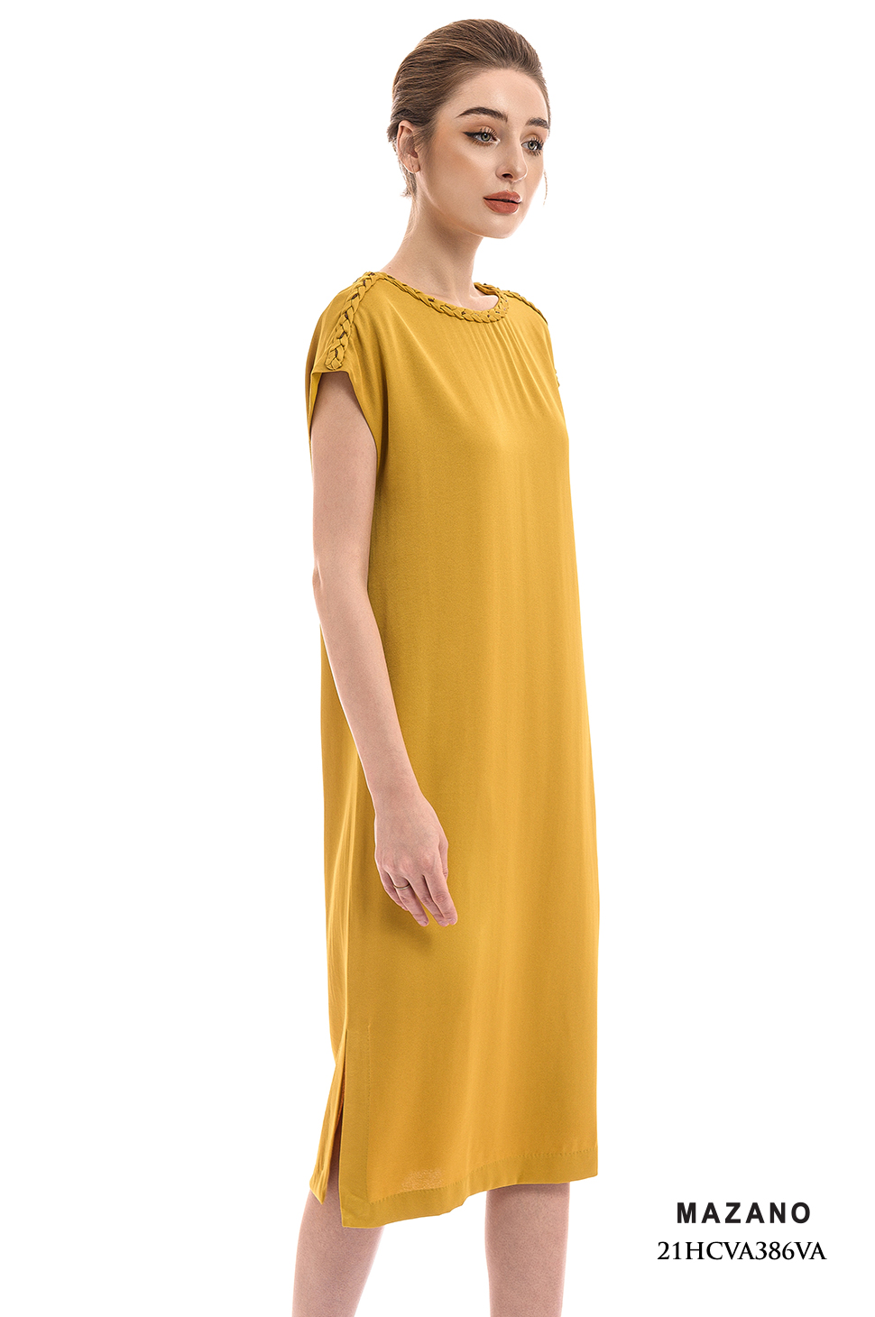 Đầm suông vàng trang trí cổ