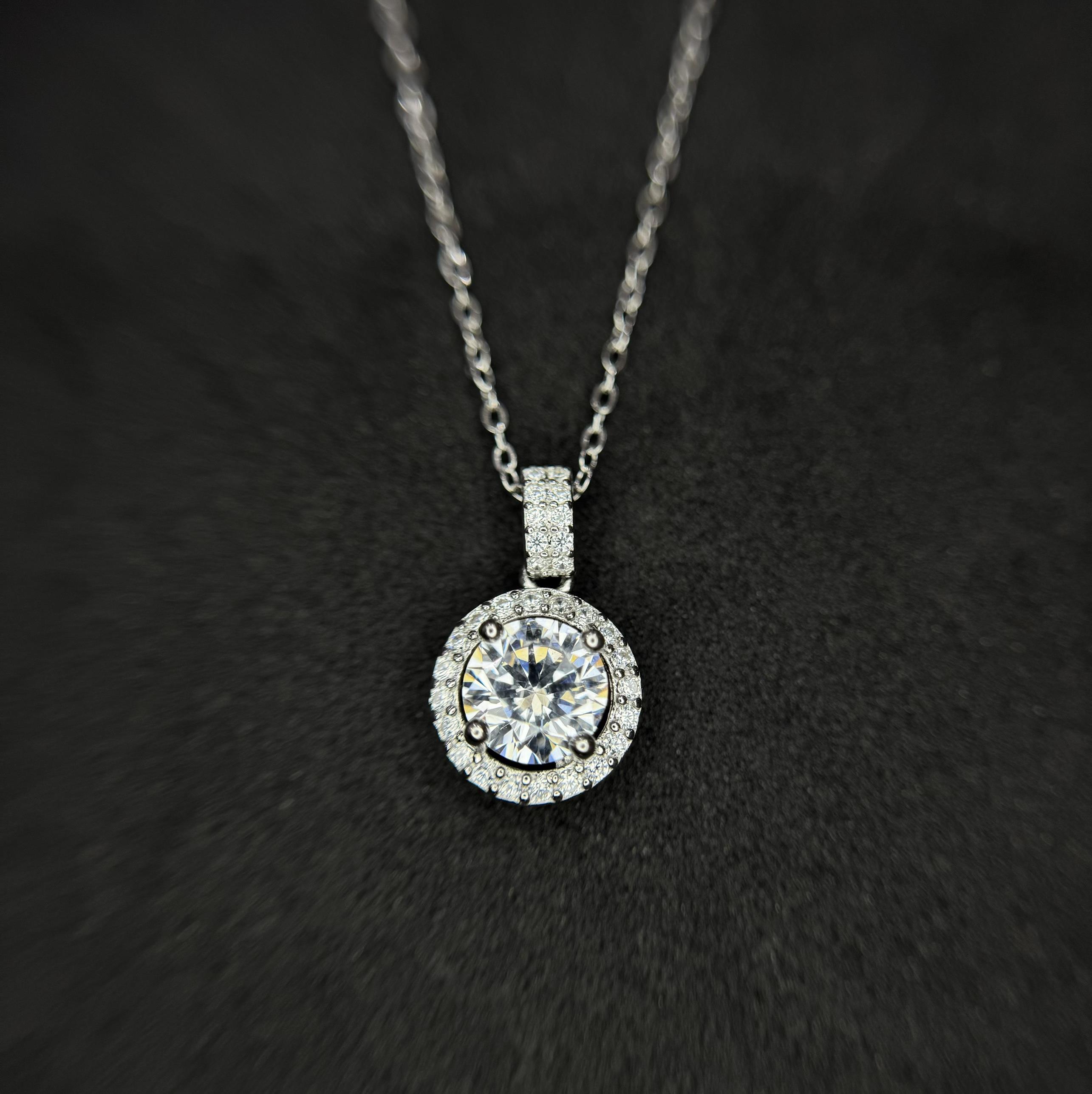 vòng cổ bạc ý xi kim charm kim cương tròn to viền dải đá