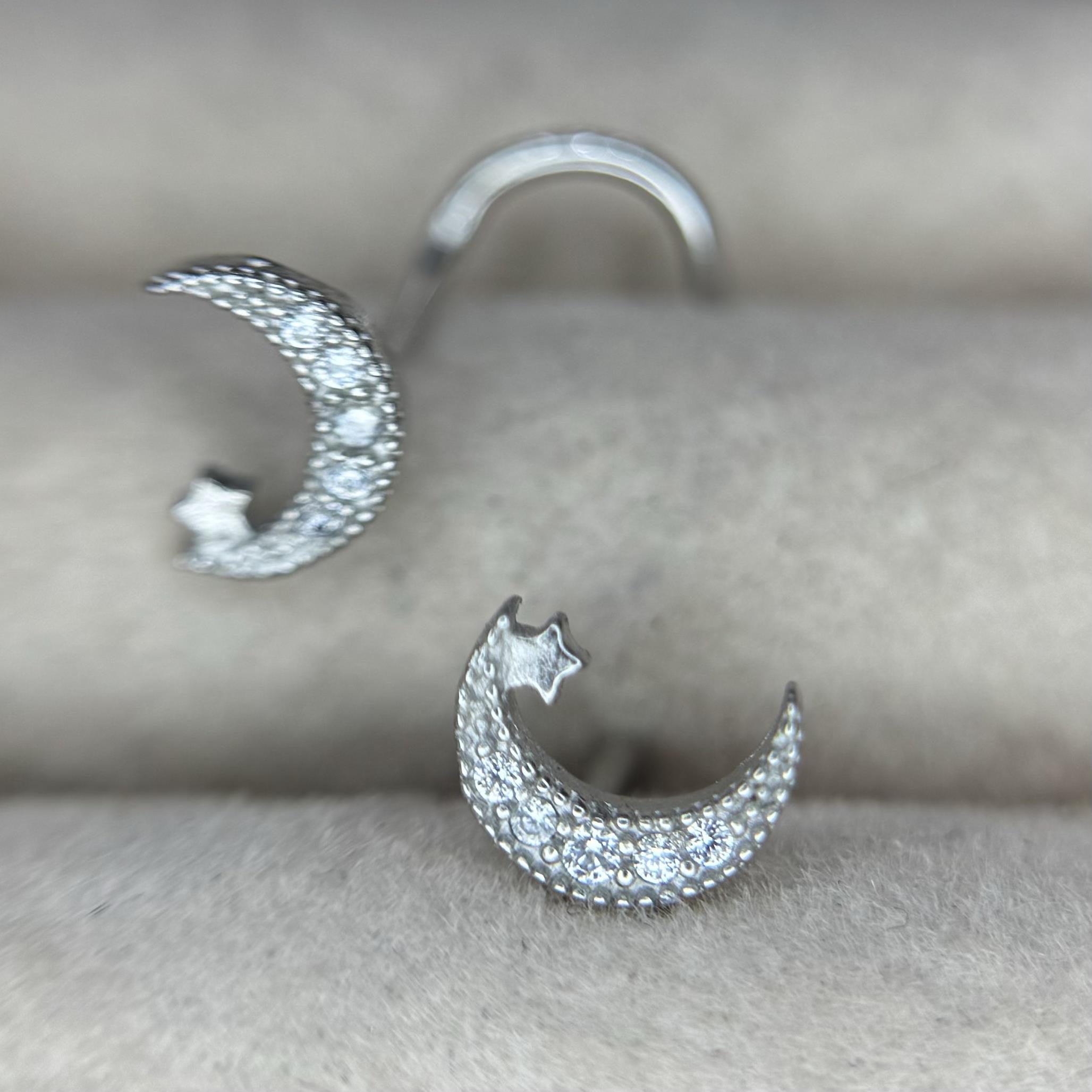 mũi C mặt trắng đính kim cương trắng nhỏ đính ngôi sao nhỏ xíu