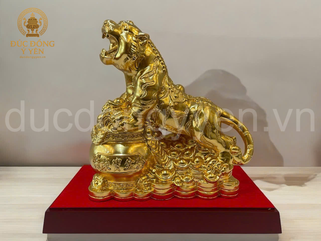 Tượng hổ ôm hũ tiền mạ vàng 