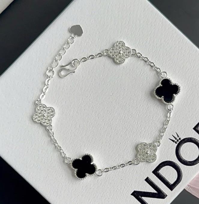 Vòng tay bạc van cleef đá đen xen kẽ đá kim cương