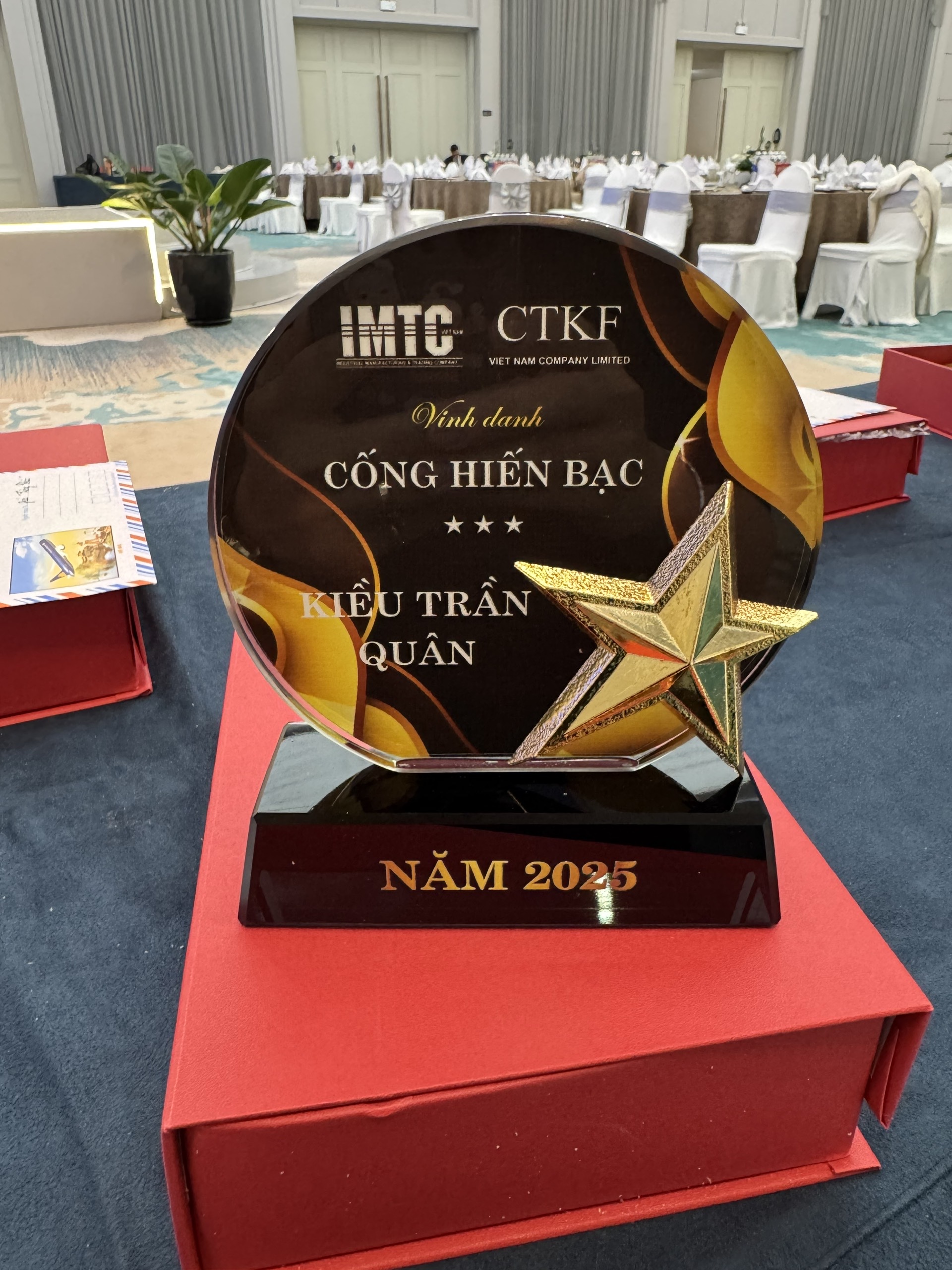 Cúp vinh danh hình tròn gắn ngôi sao