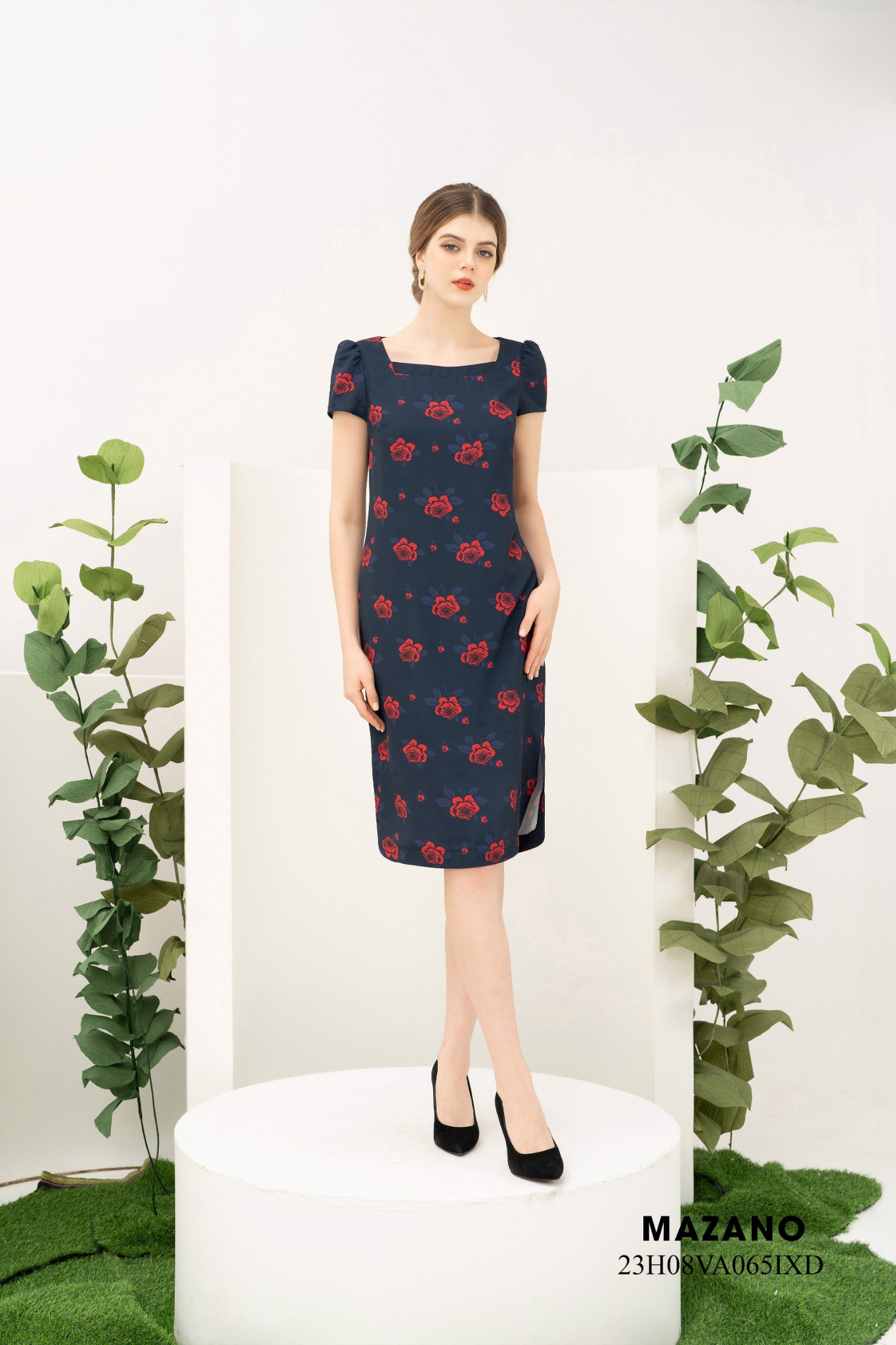 Đầm đen xuông cổ vuông in hoa hồng cao cấp