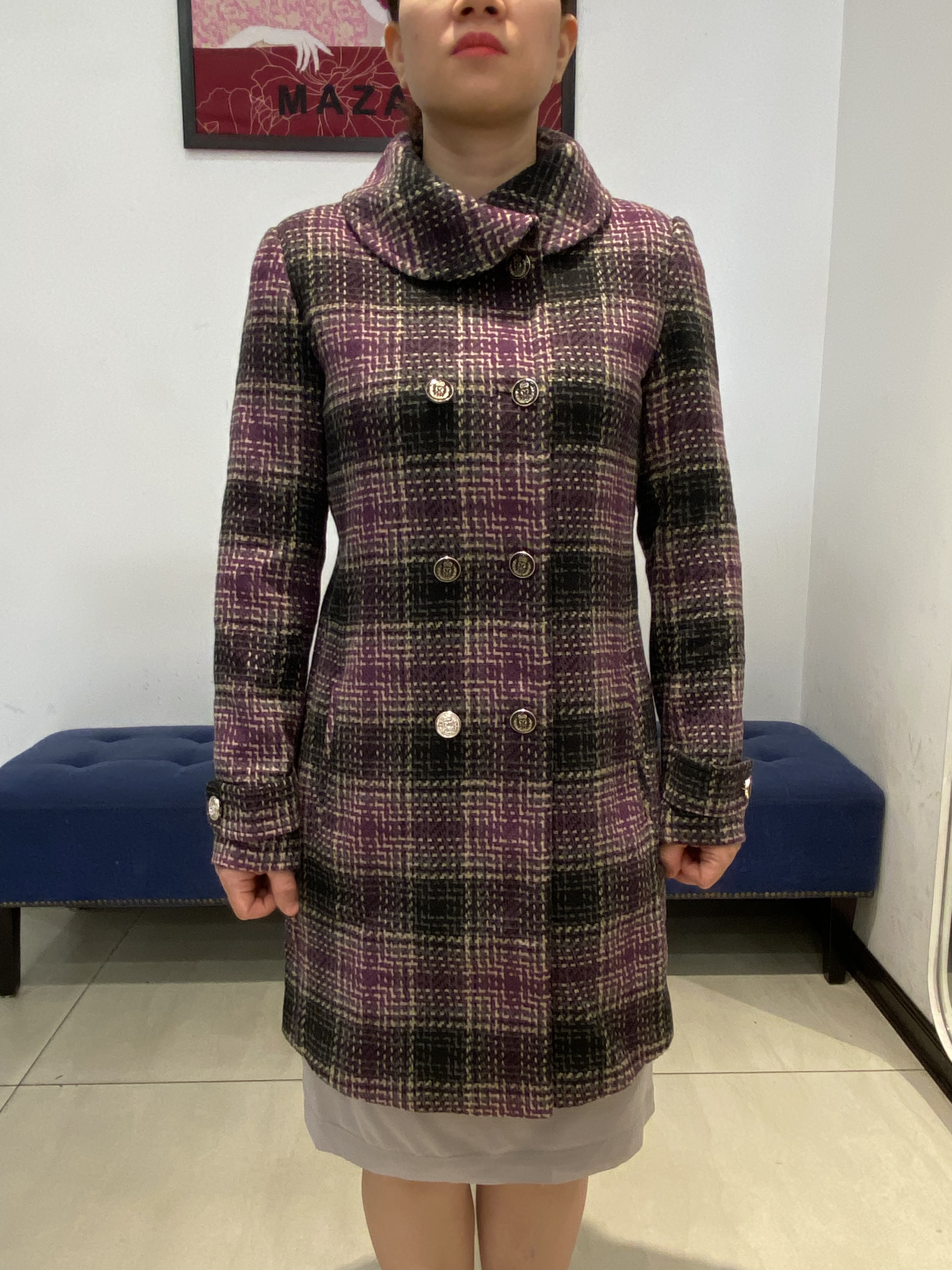 Măng tô kẻ cổ quây