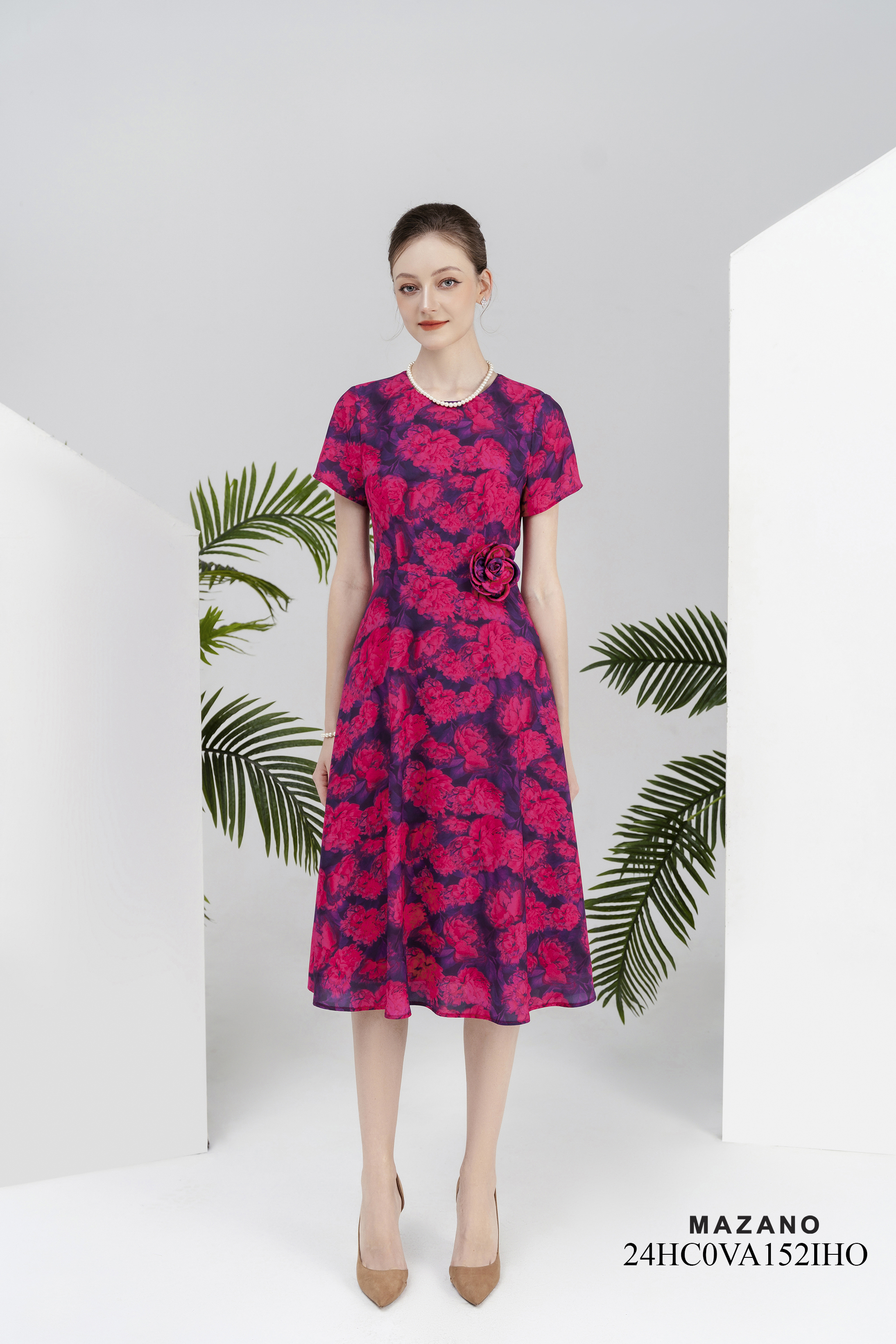 Váy Đầm Ôm Vải chiffon Hoạ tiết hoa cách điệu Đính hoa thủ công Cổ tròn Tay ngắn Dài ngang bắp chân 24HC0VA152IHO