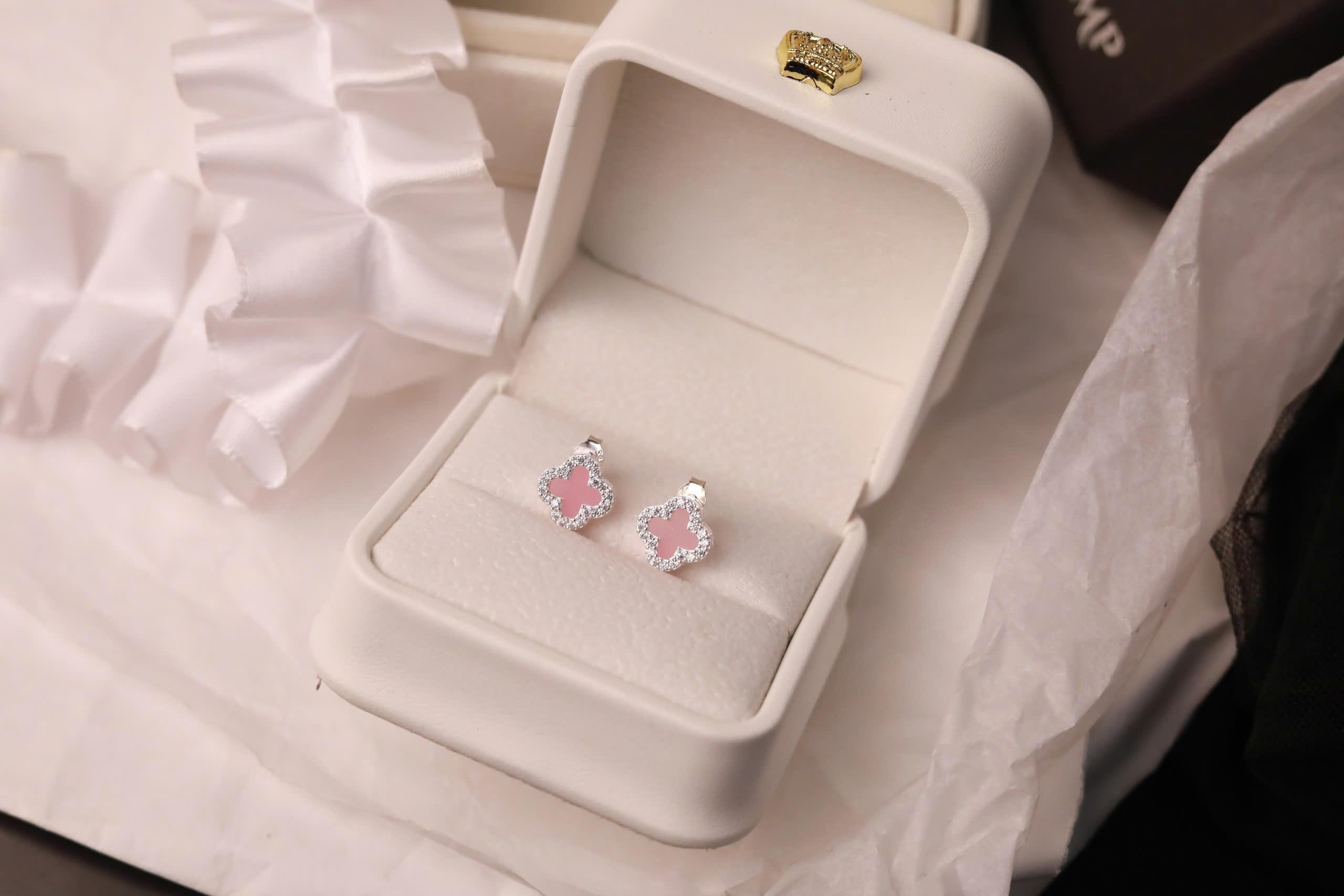 Khuyên kiểu bạc cỏ 4 lá xà cừ hồng viền đá xi bạch kim