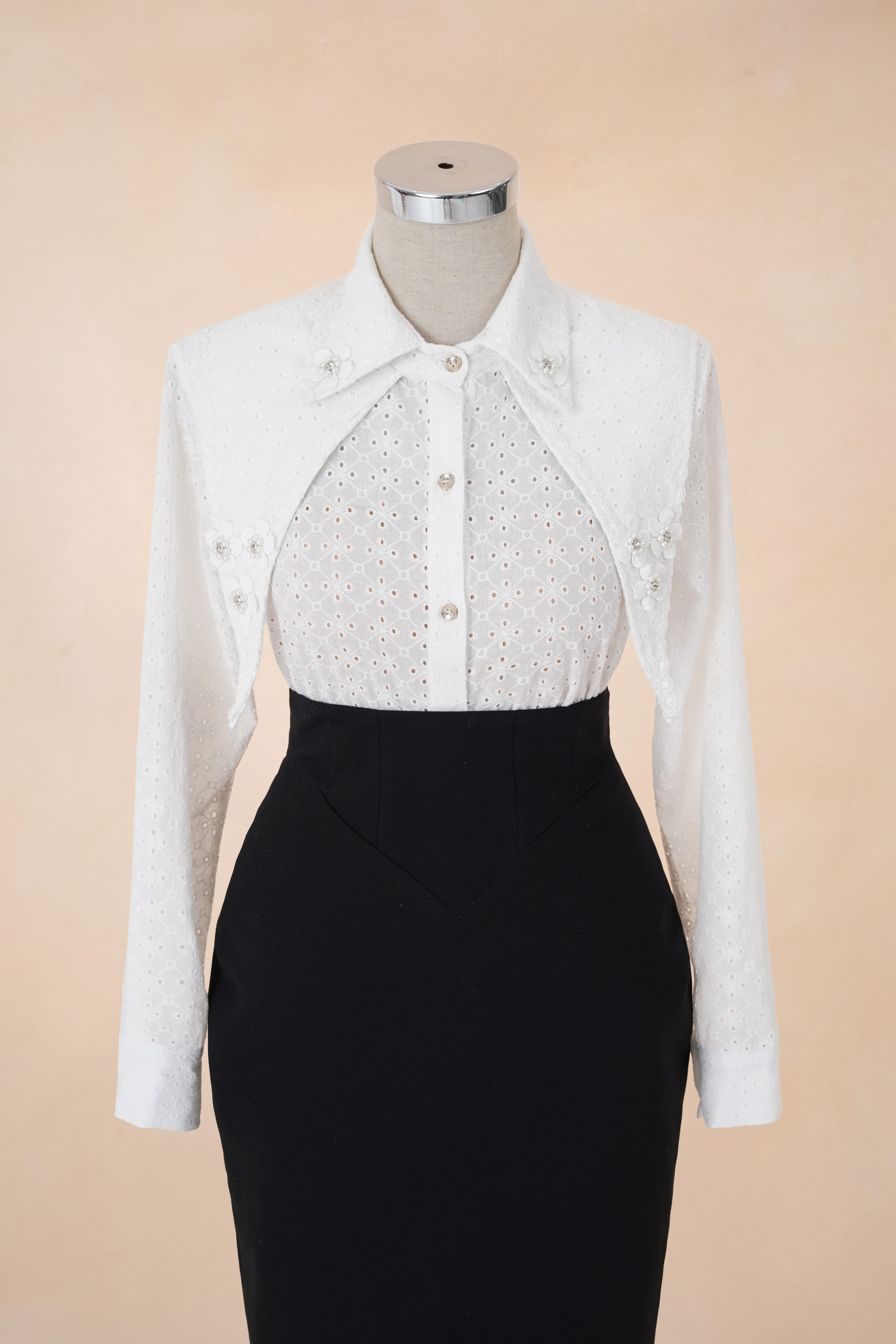 Sơ Mi Hoạ Tiết Ren Cổ Nhọn Đính Hoa