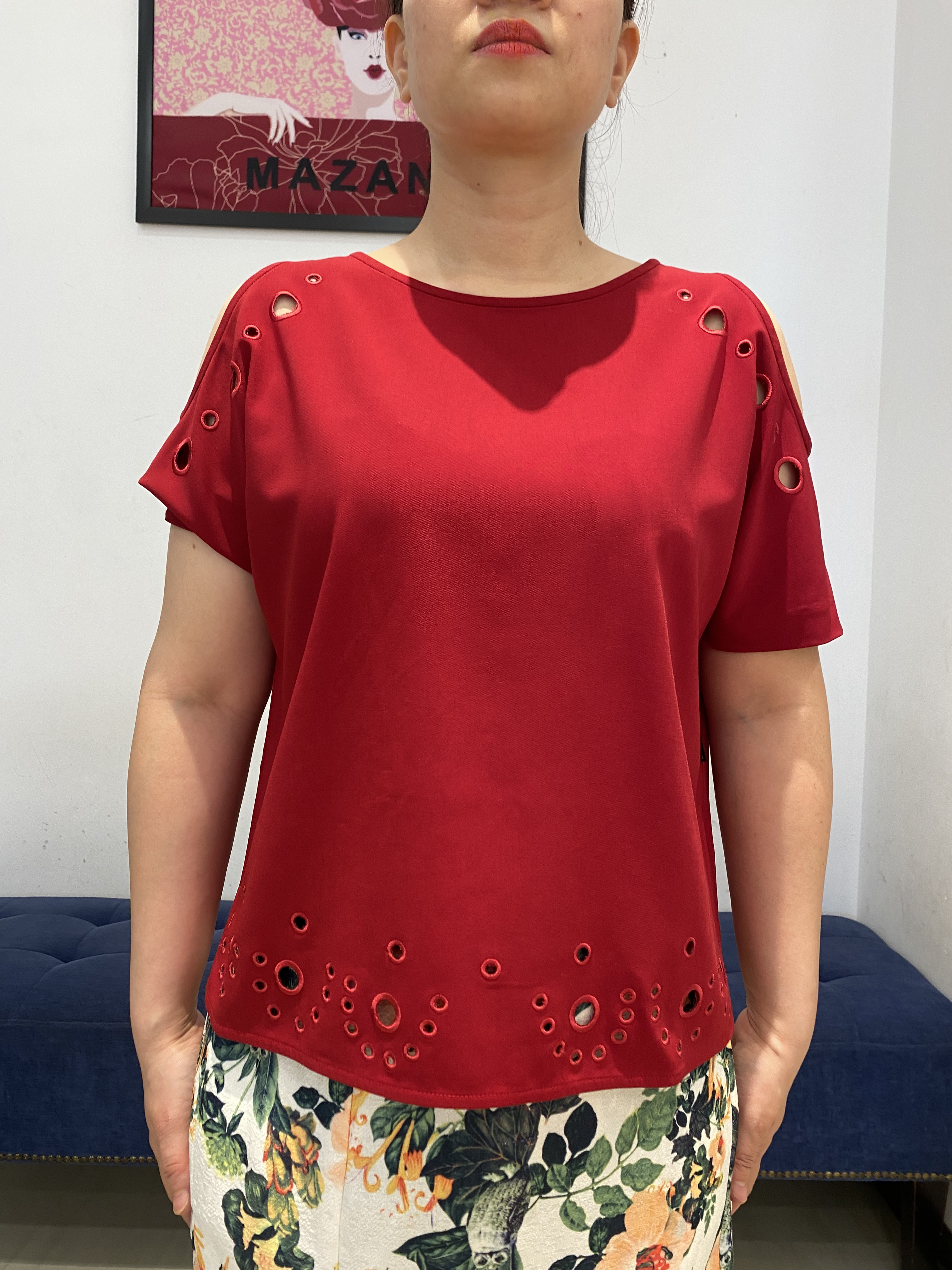 Áo sơ mi đỏ trễ vai họa tiết cách điệu