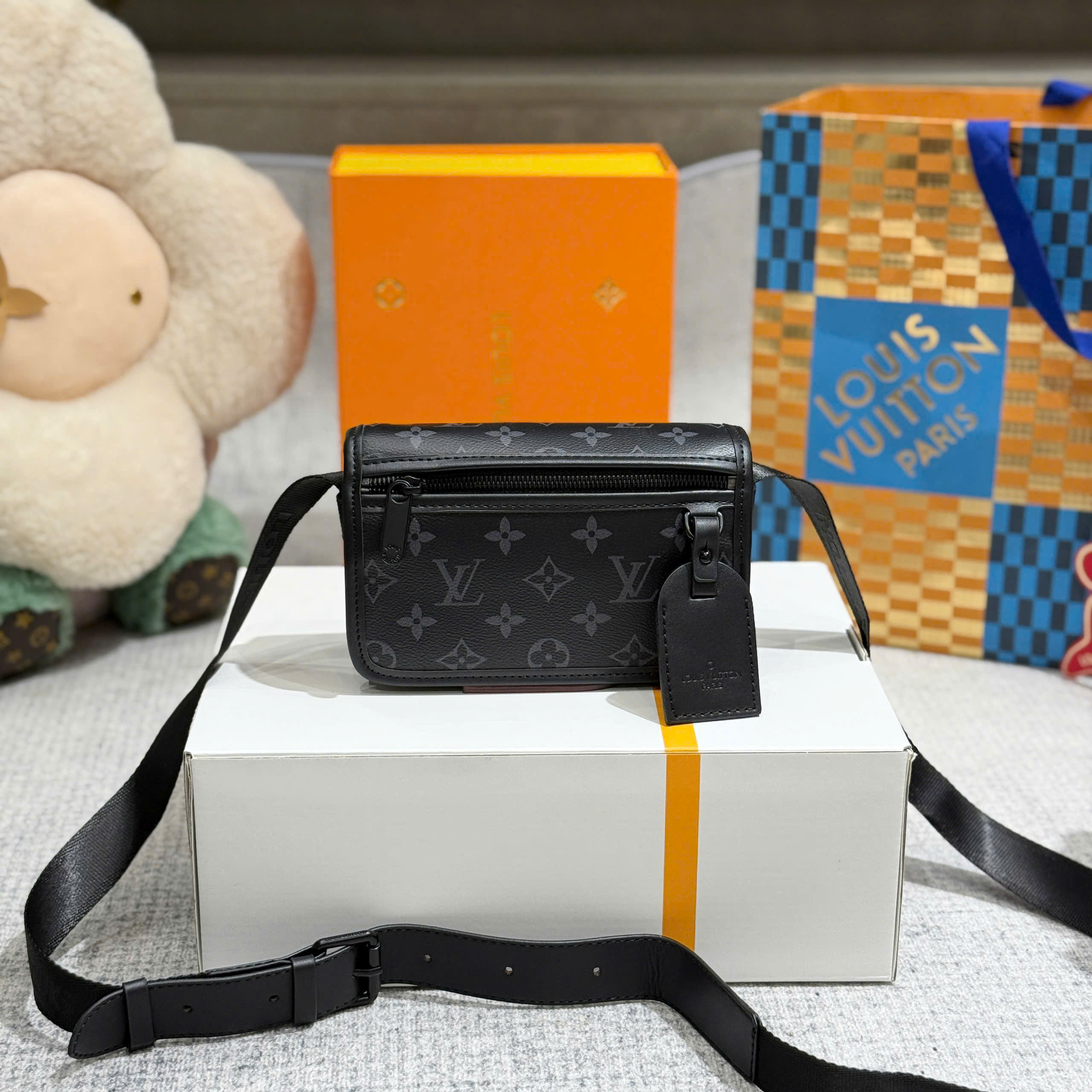 Túi đeo chéo nam Louis Vuitton Bosphore Monogram Eclipse hoa đen