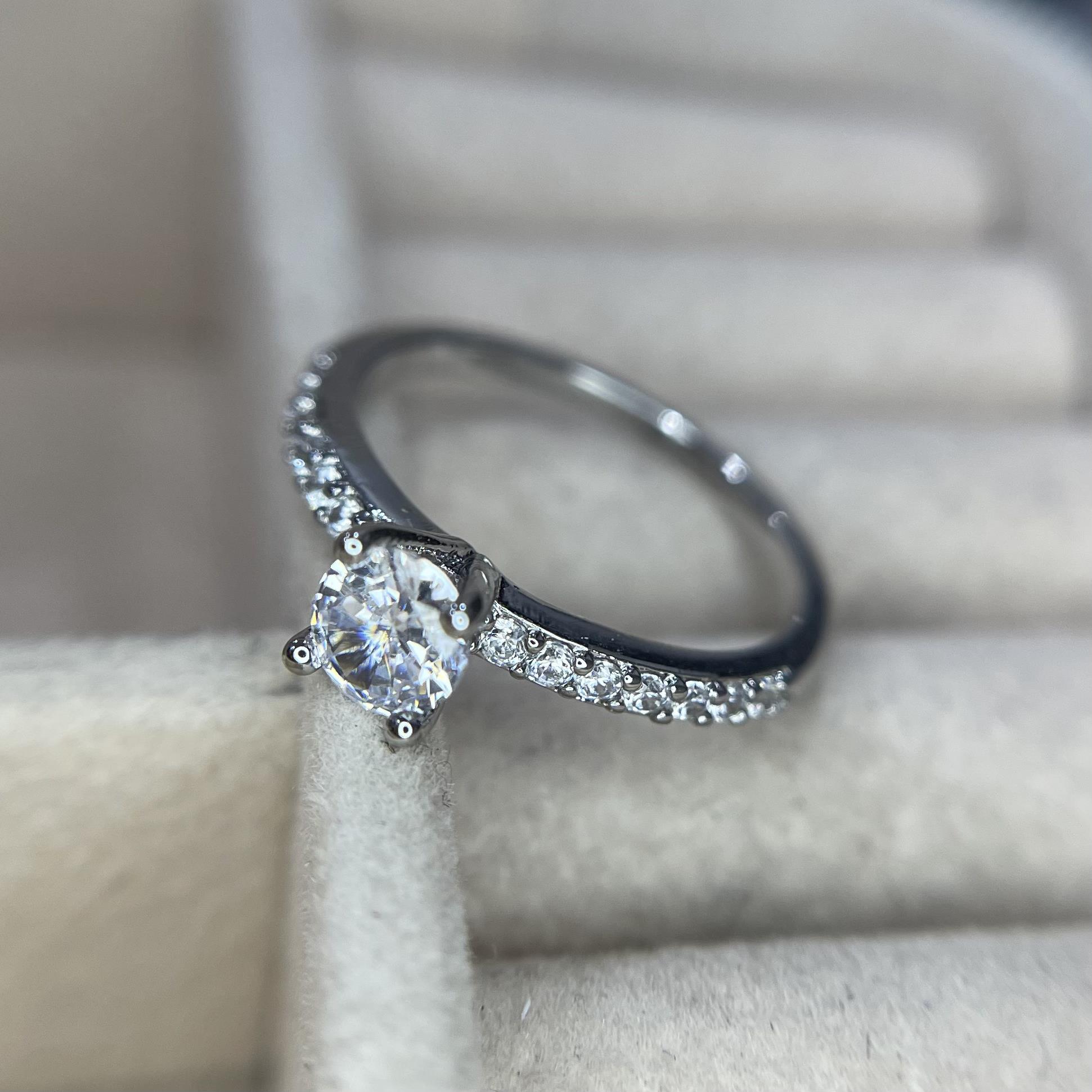 nhẫn kiểu titan viền kim cương đính đá nhỏ 6