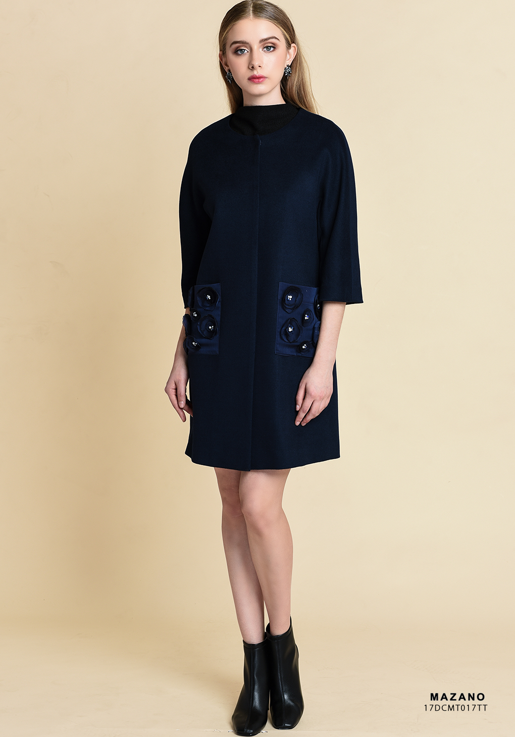 Măng tô xanh đính túi hoa