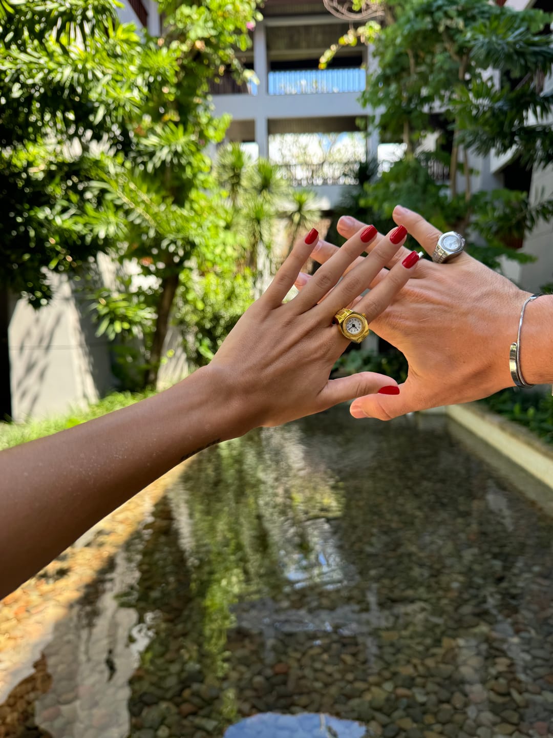 Đeo đi tiệc bạn bè ai cũng trầm trồ, hỏi shop liền. Cảm giác rất nhẹ tay, nhưng lại toát lên sự tinh tế. Đặc biệt là phần đồng hồ nhỏ gọn mà vẫn hoạt động tốt. Bozhi Ring đúng là phát minh sáng tạo thật_0