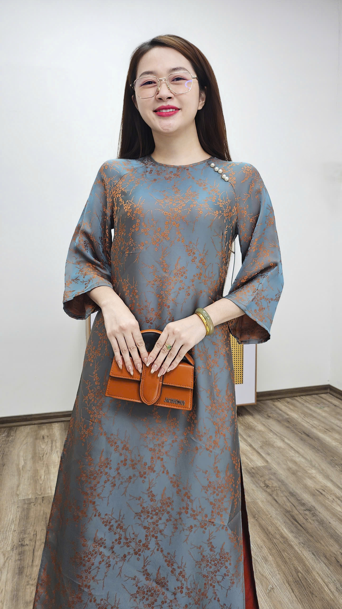 CT293 áo dài cách tân tơ tằm hoa đào ghi ánh cam