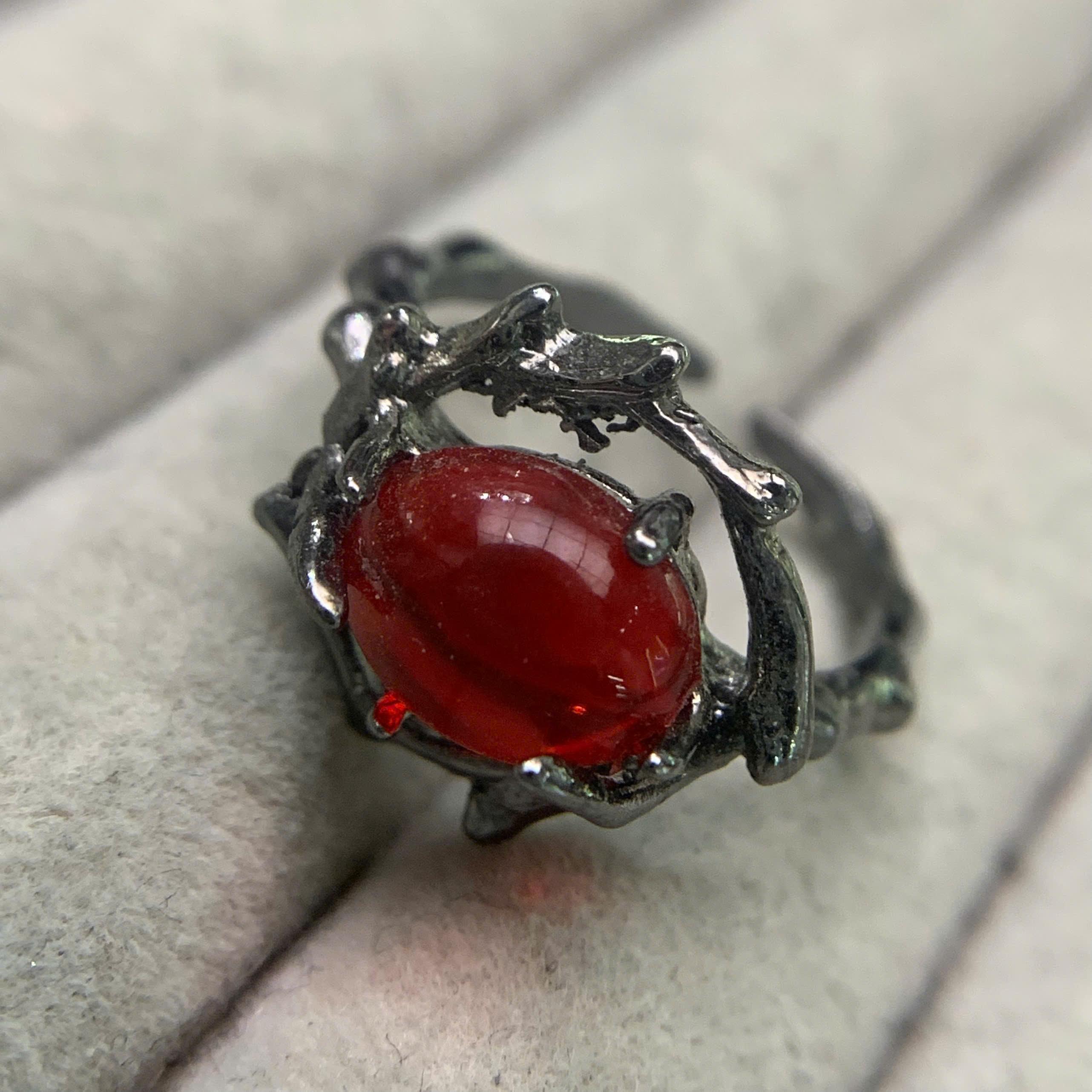 nhẫn kiểu móng vuốt ngậm ngọc đỏ._thumbnail_2